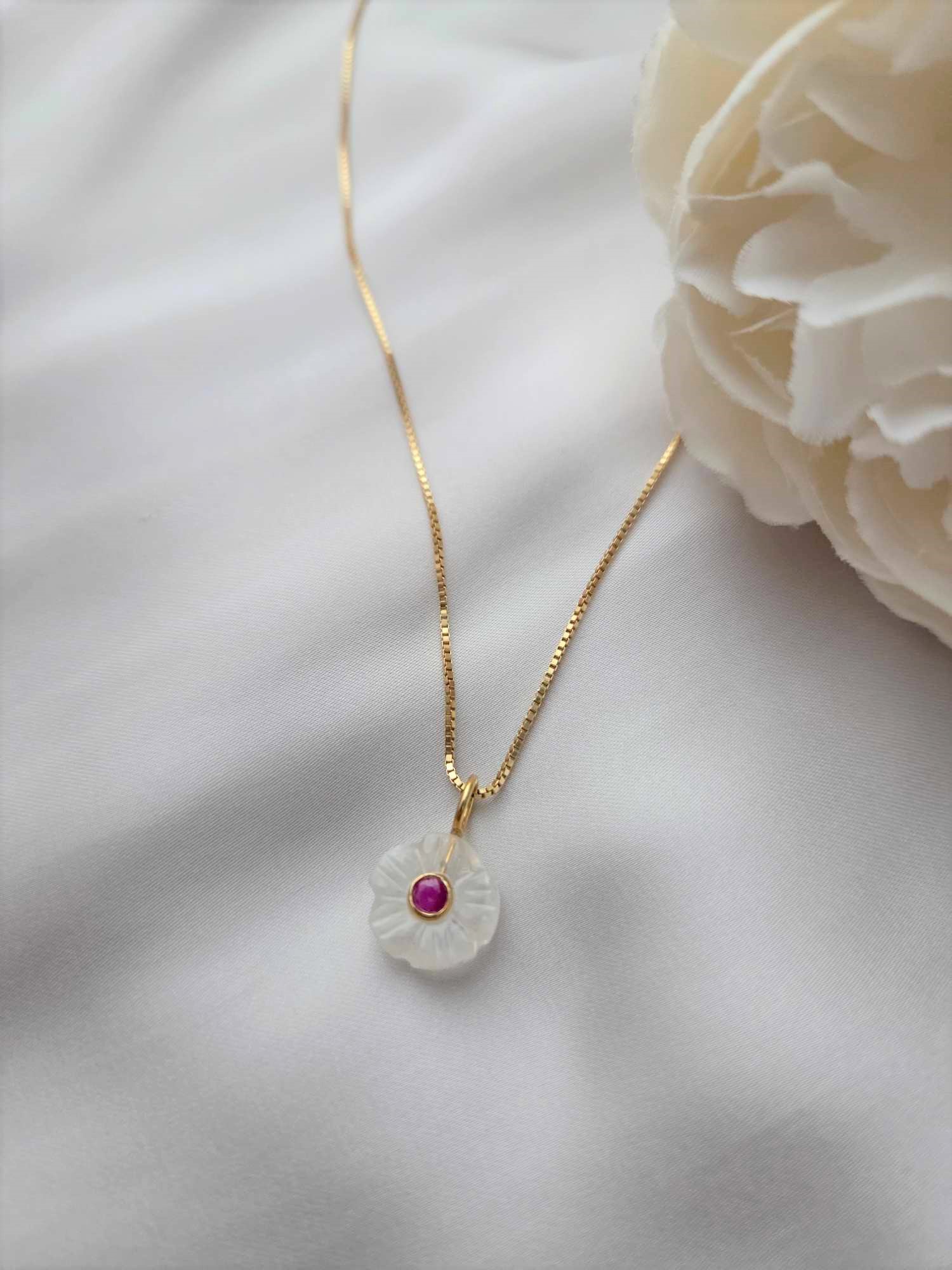 Halskette mit Opal Blüte und Rubinen