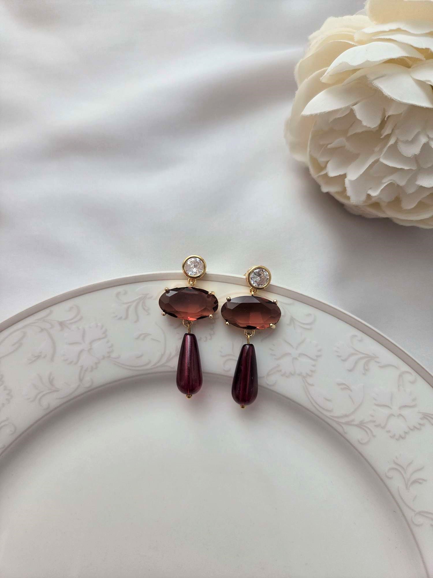 Besondere Ohrringe mit Glaselementen Modell Burgundy