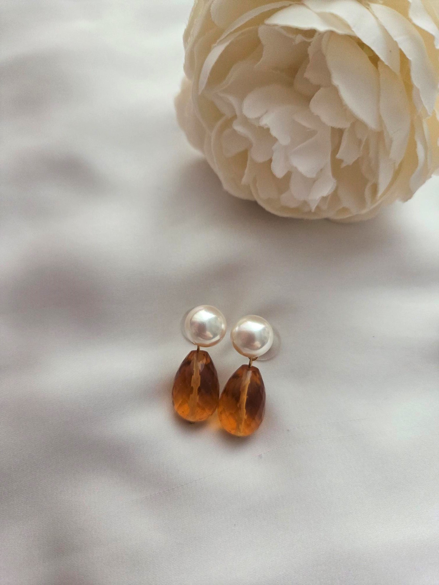 Besondere Ohrringe mit Edelsteinen und Perlen Stecker 