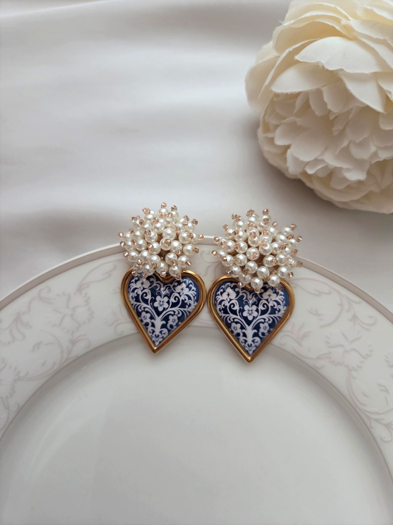 Besondere Ohrringe mit Herz Anhänger 