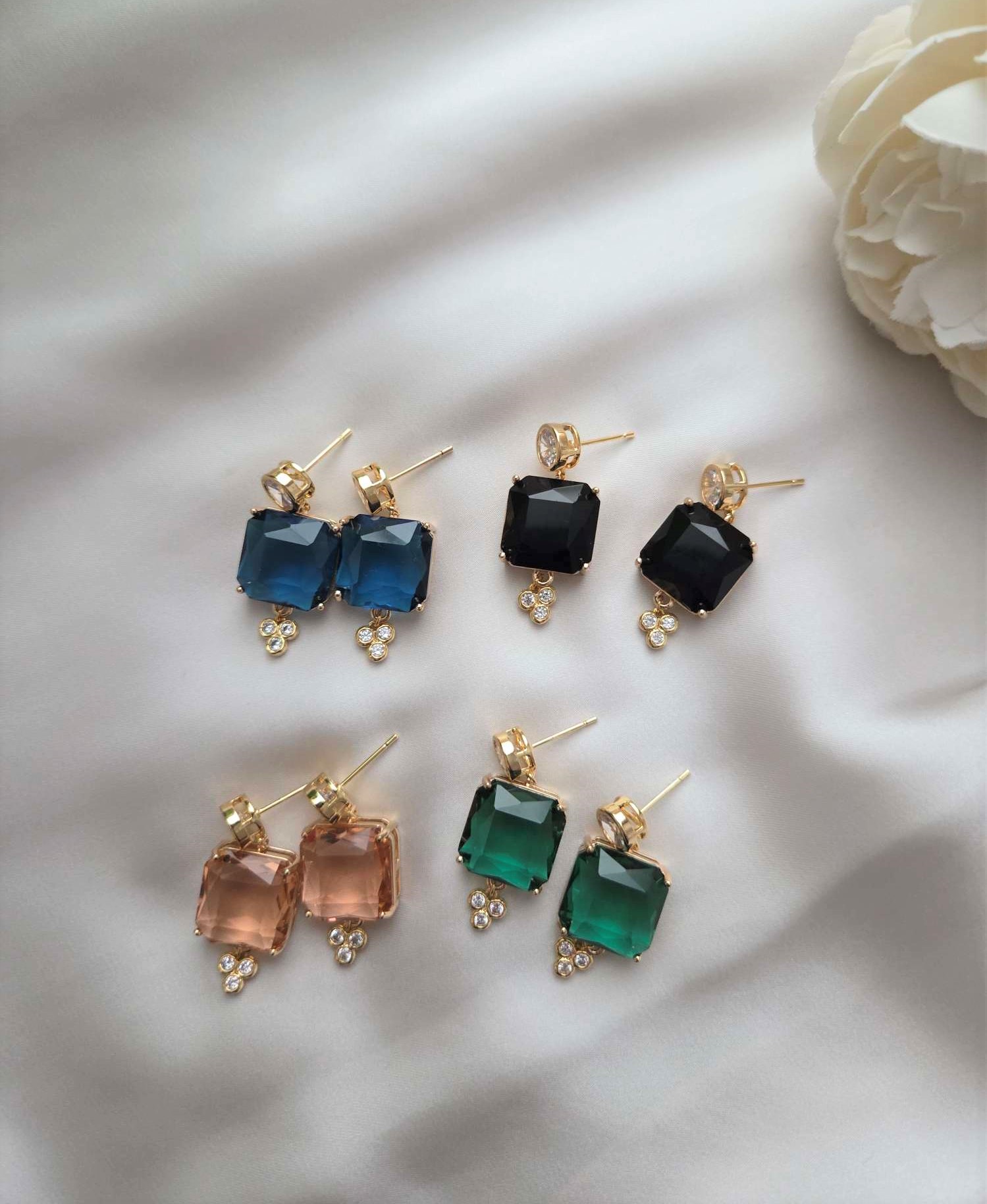 Besondere Ohrringe mit Glaselementen