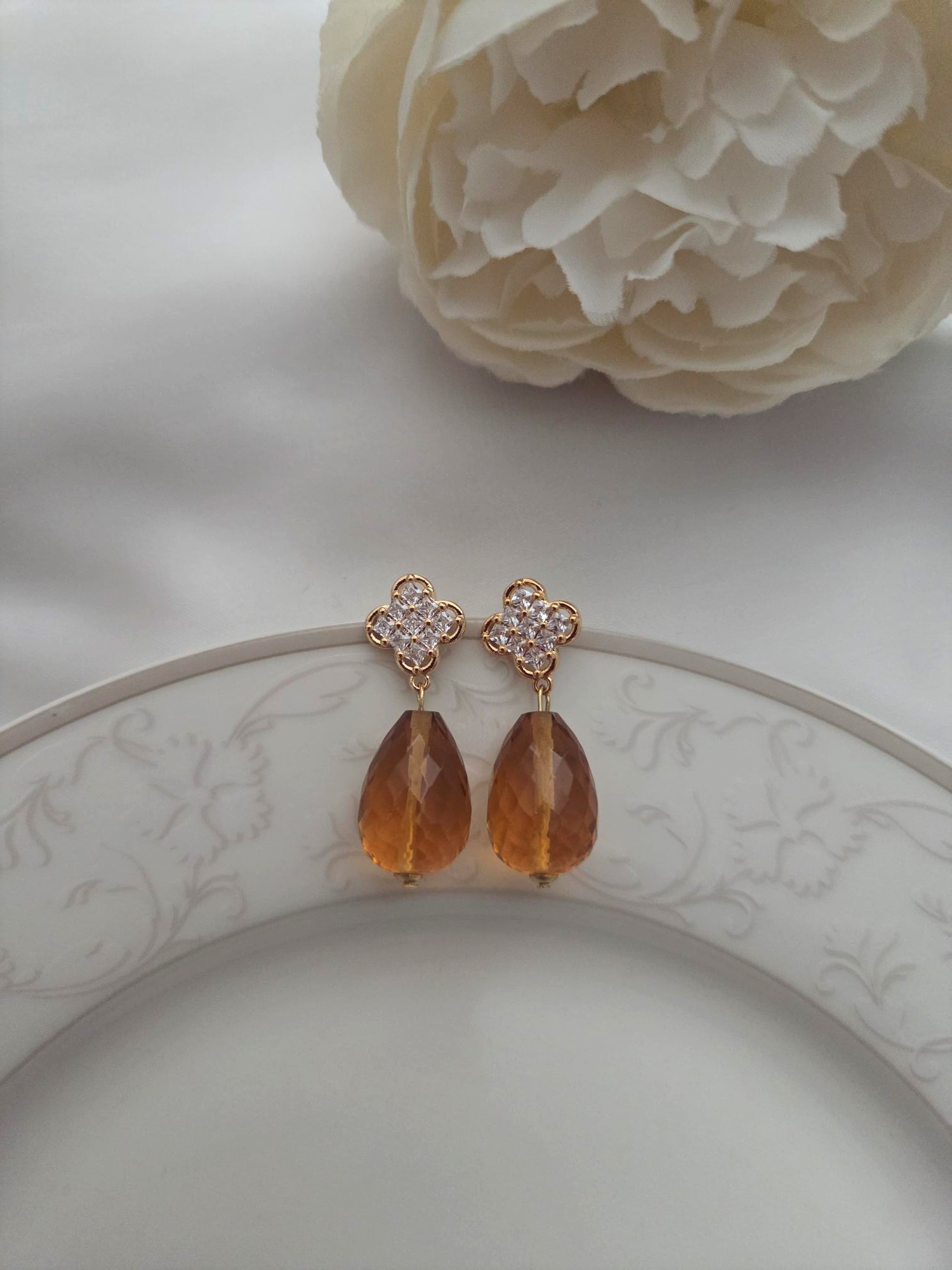 Besondere Ohrringe mit Edelsteinen