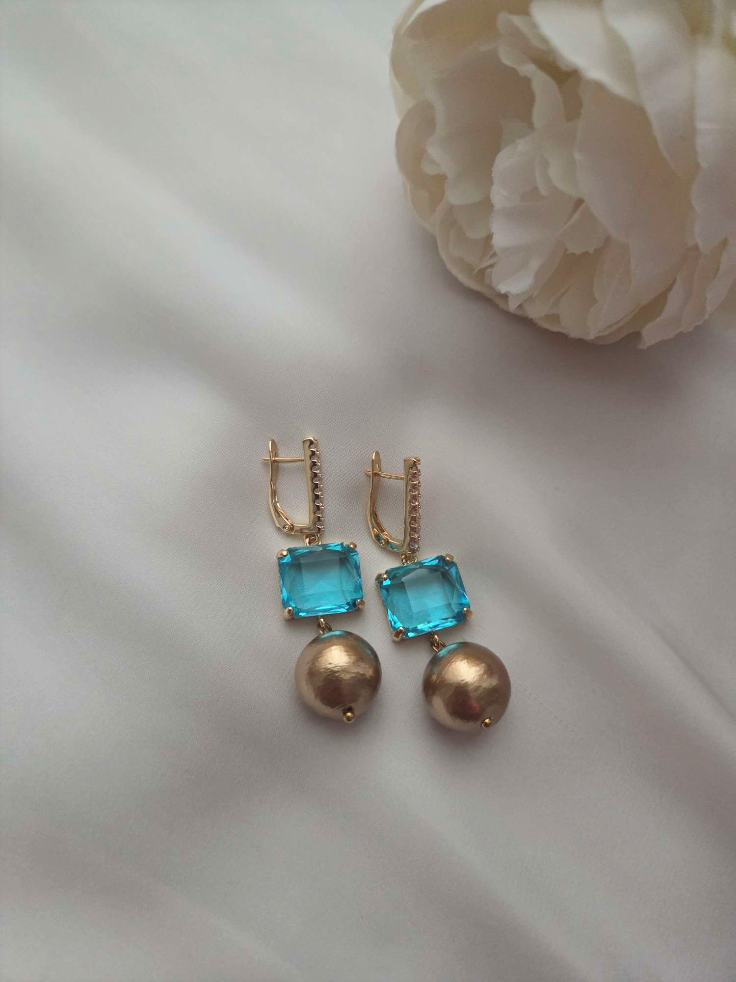 Besondere Ohrringe mit Glaselementen und Cotton Pearl