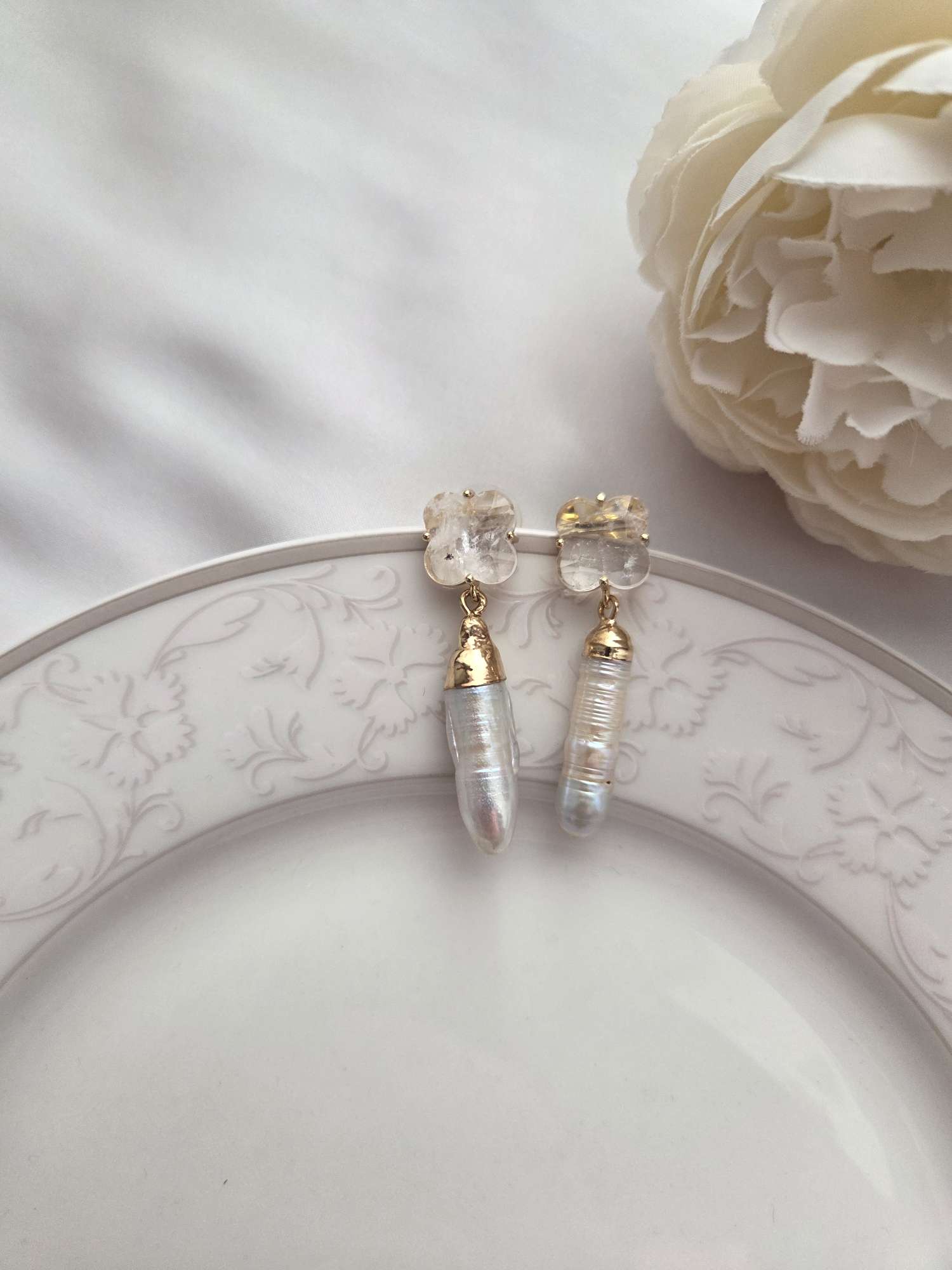 Besondere Ohrringe mit Bergkristall Stecker und Süßwasserperlen