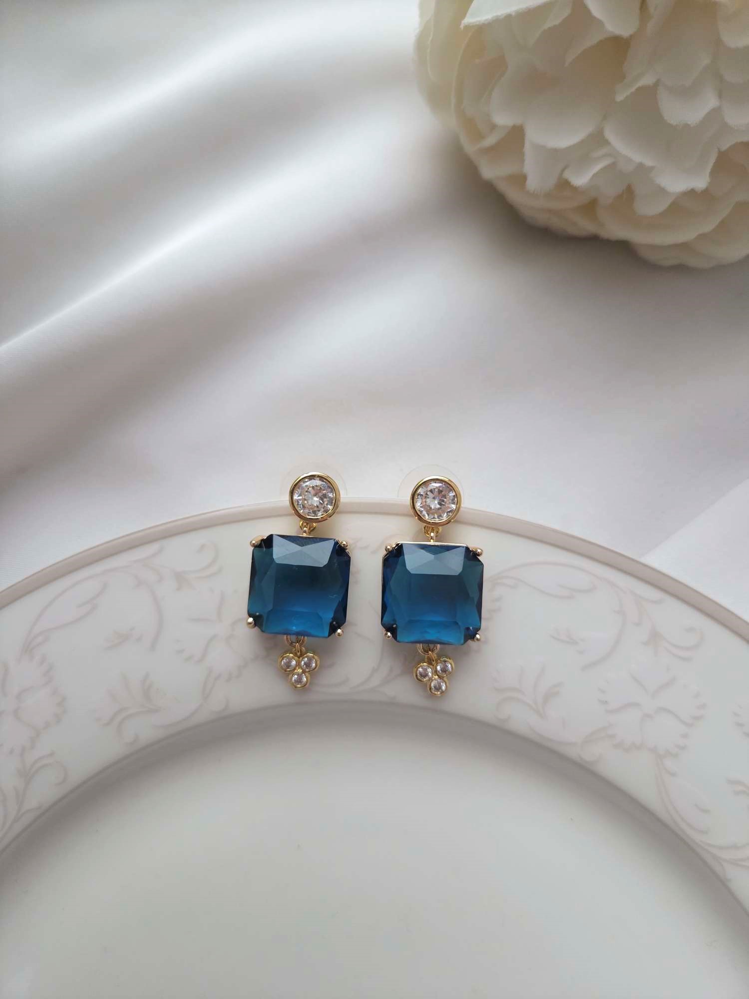 Besondere Ohrringe mit Glaselementen