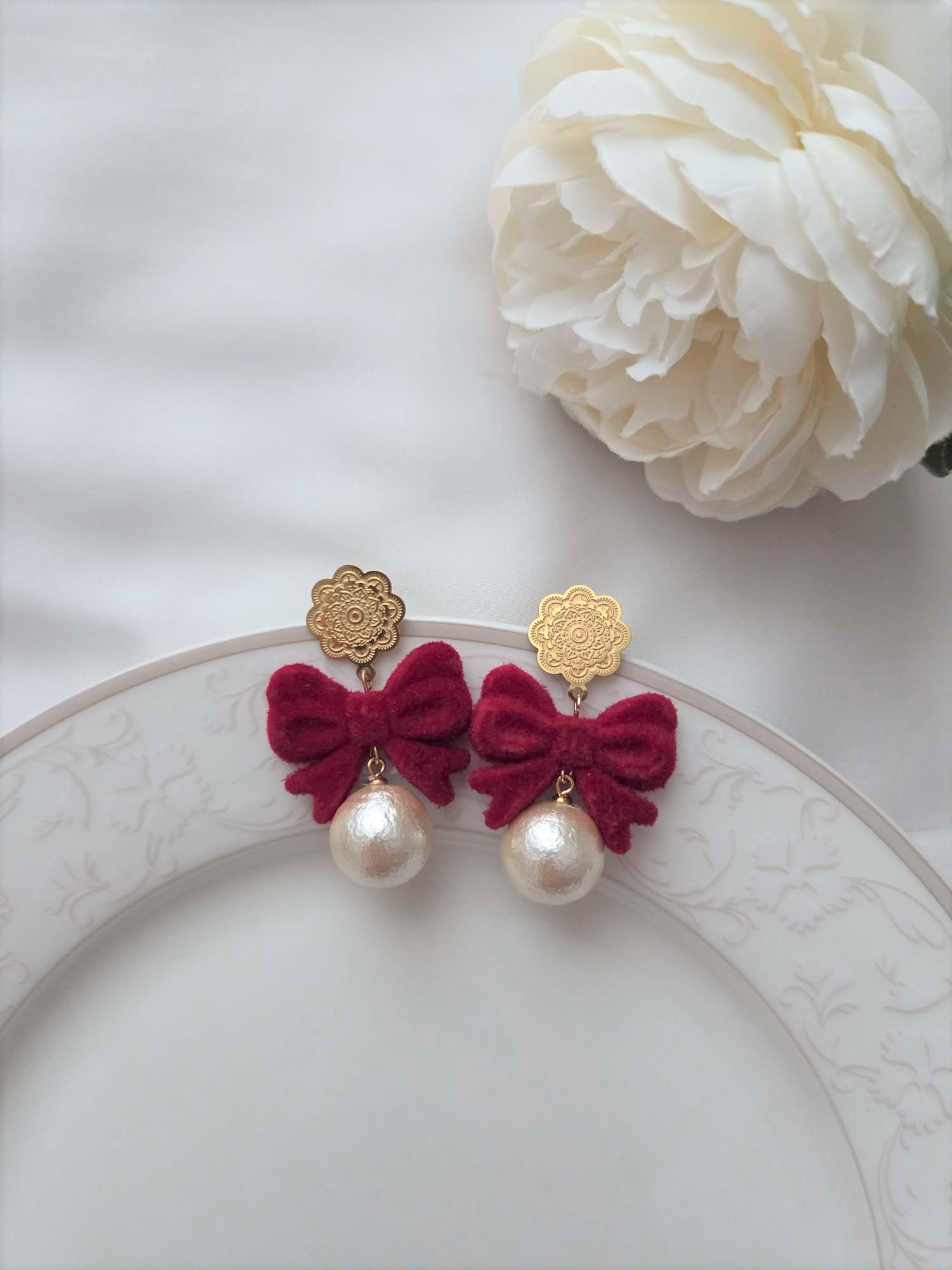 Besondere Ohrringe mit Samtschleife 