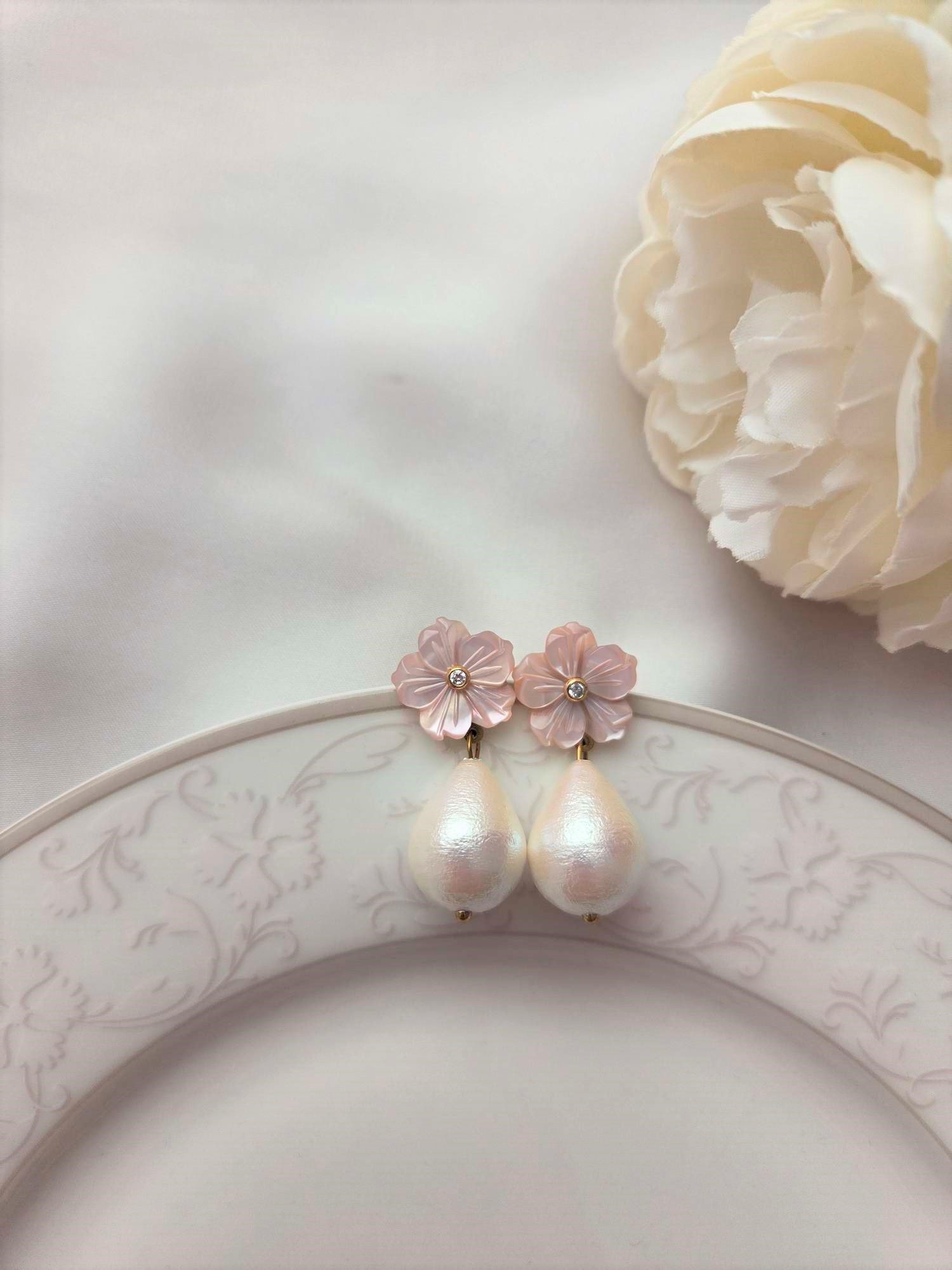 Ohrringe mit Perlmuttblüte in Blush 