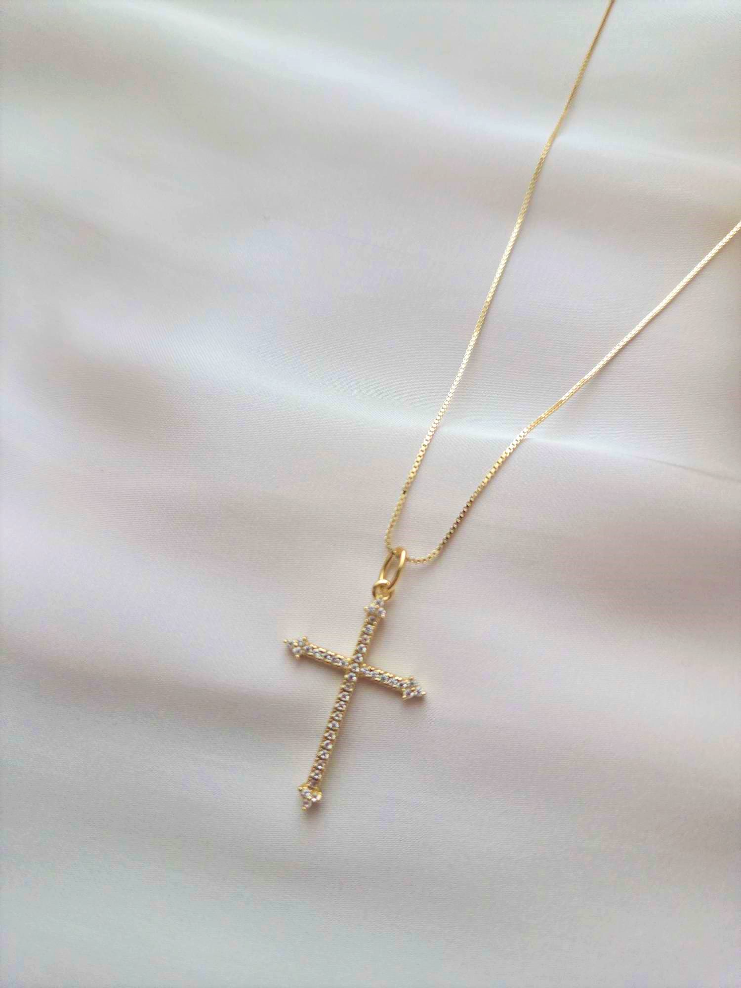 Zarte Halskette mit Kreuz Anhänger 