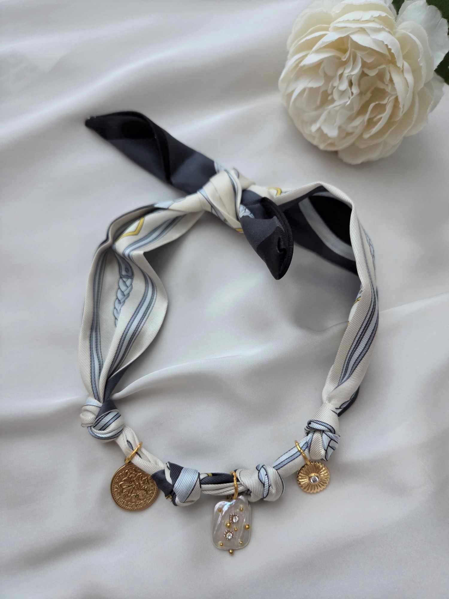 Halstuchkette Modell Iva mit Perle