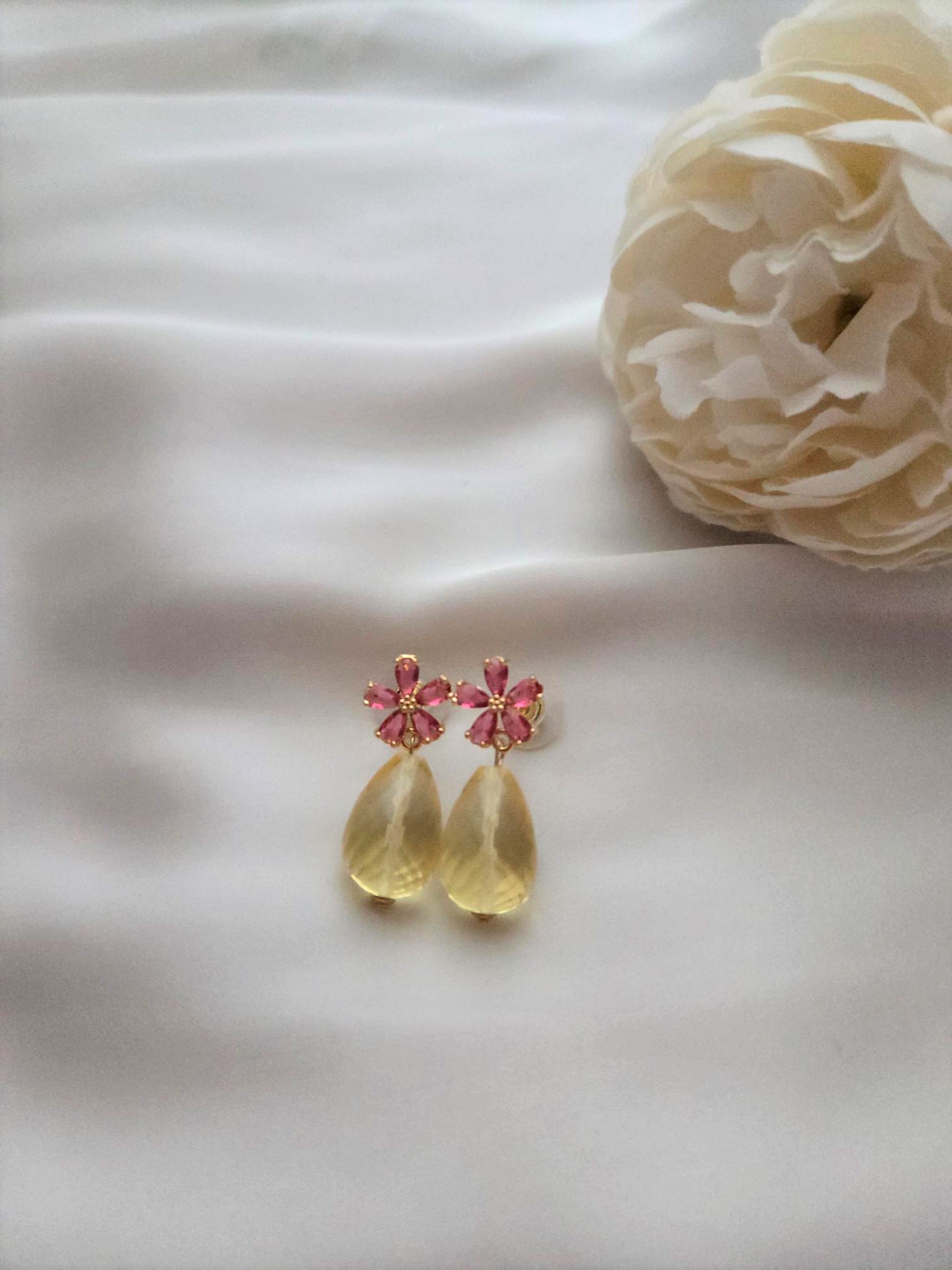 Besondere Ohrringe mit Edelsteinen und Blüten Stecker 