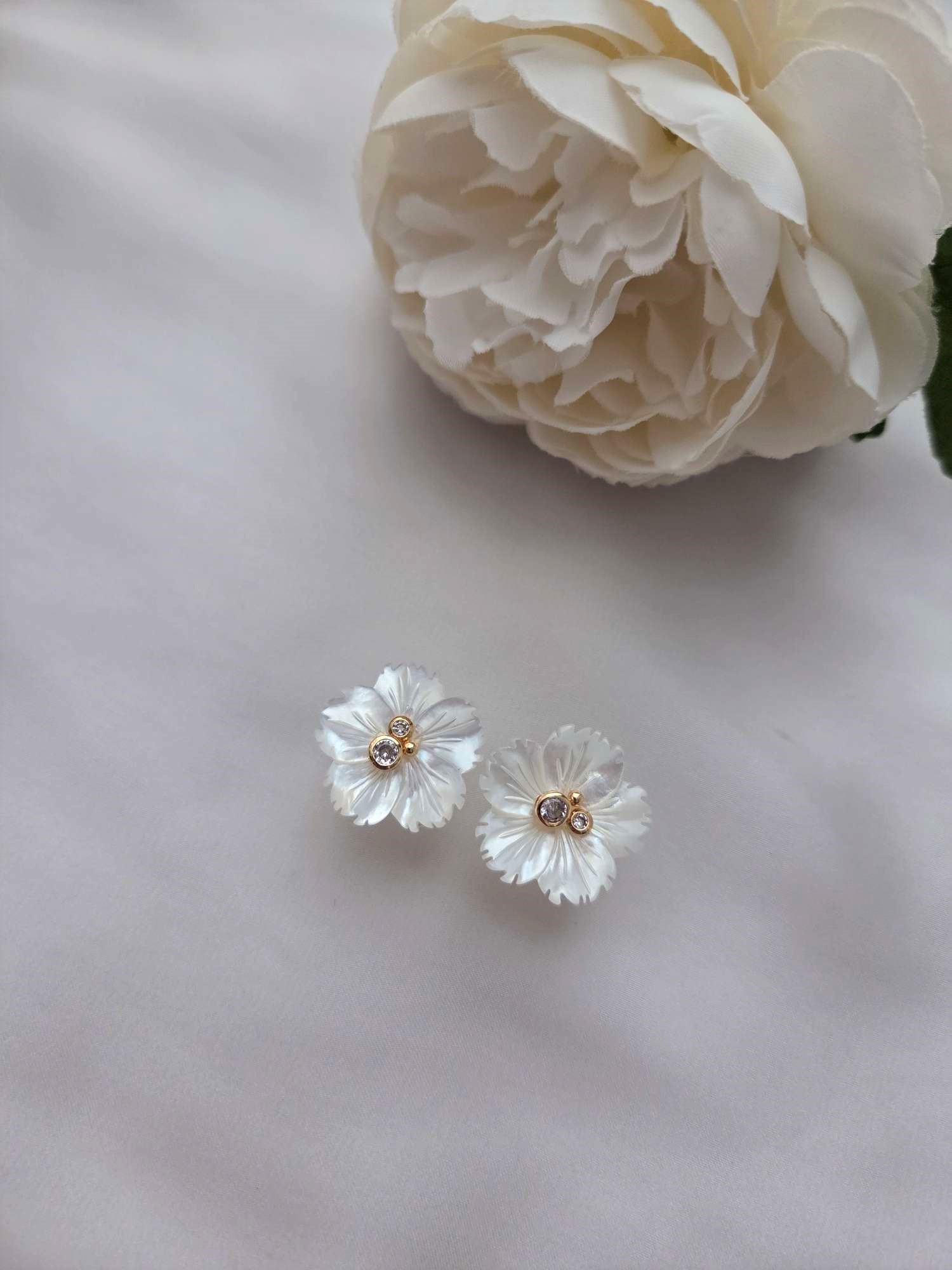 Ohrstecker Modell Pearl Flower Studs