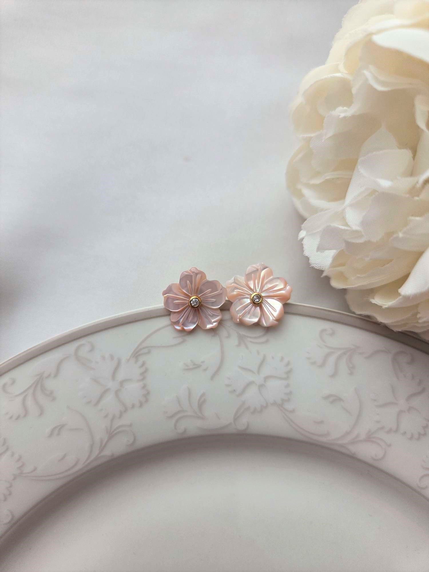 Ohrringe mit Perlmuttblüte in Blush