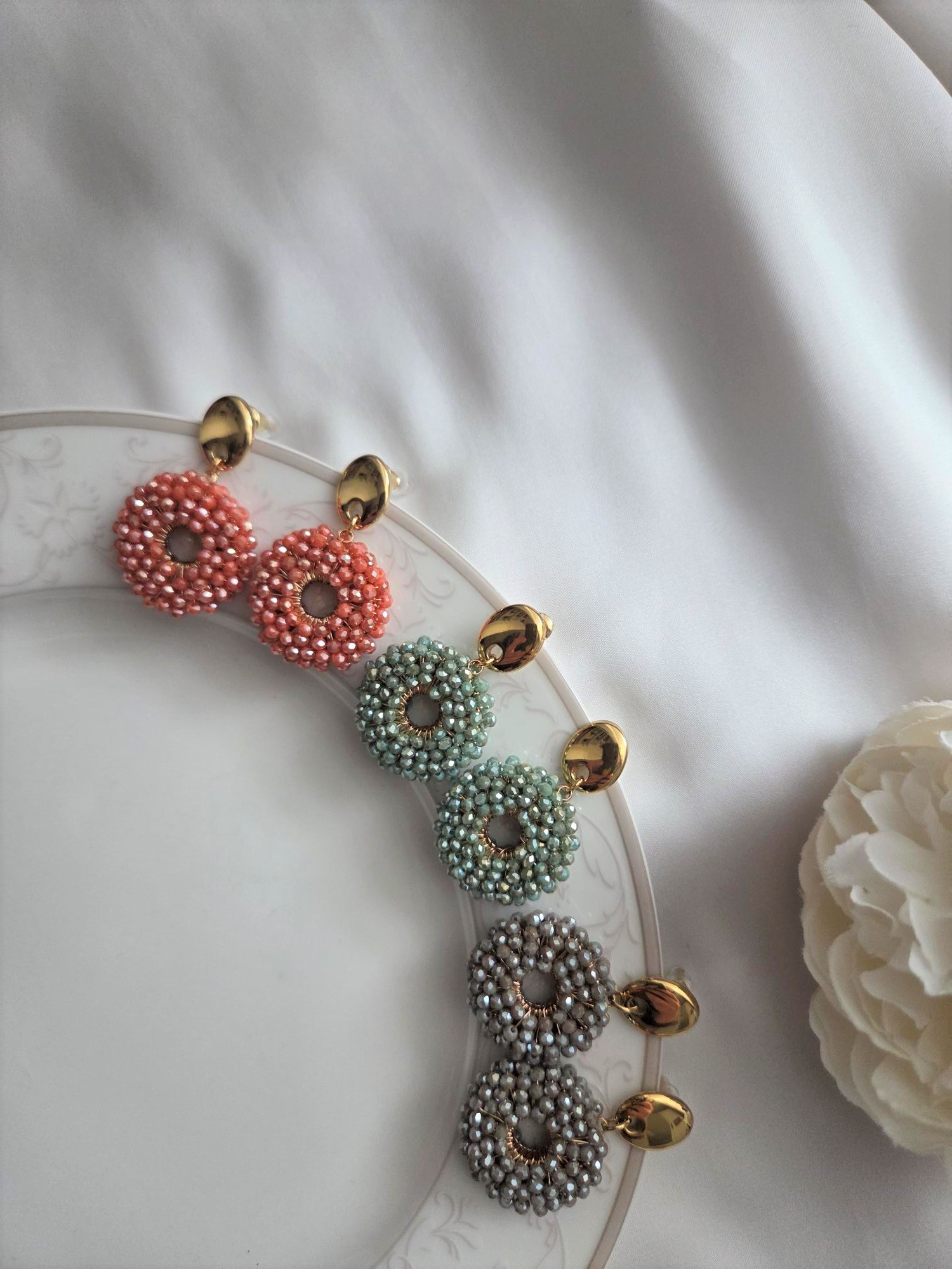 Besondere Ohrringe mit Kristallen