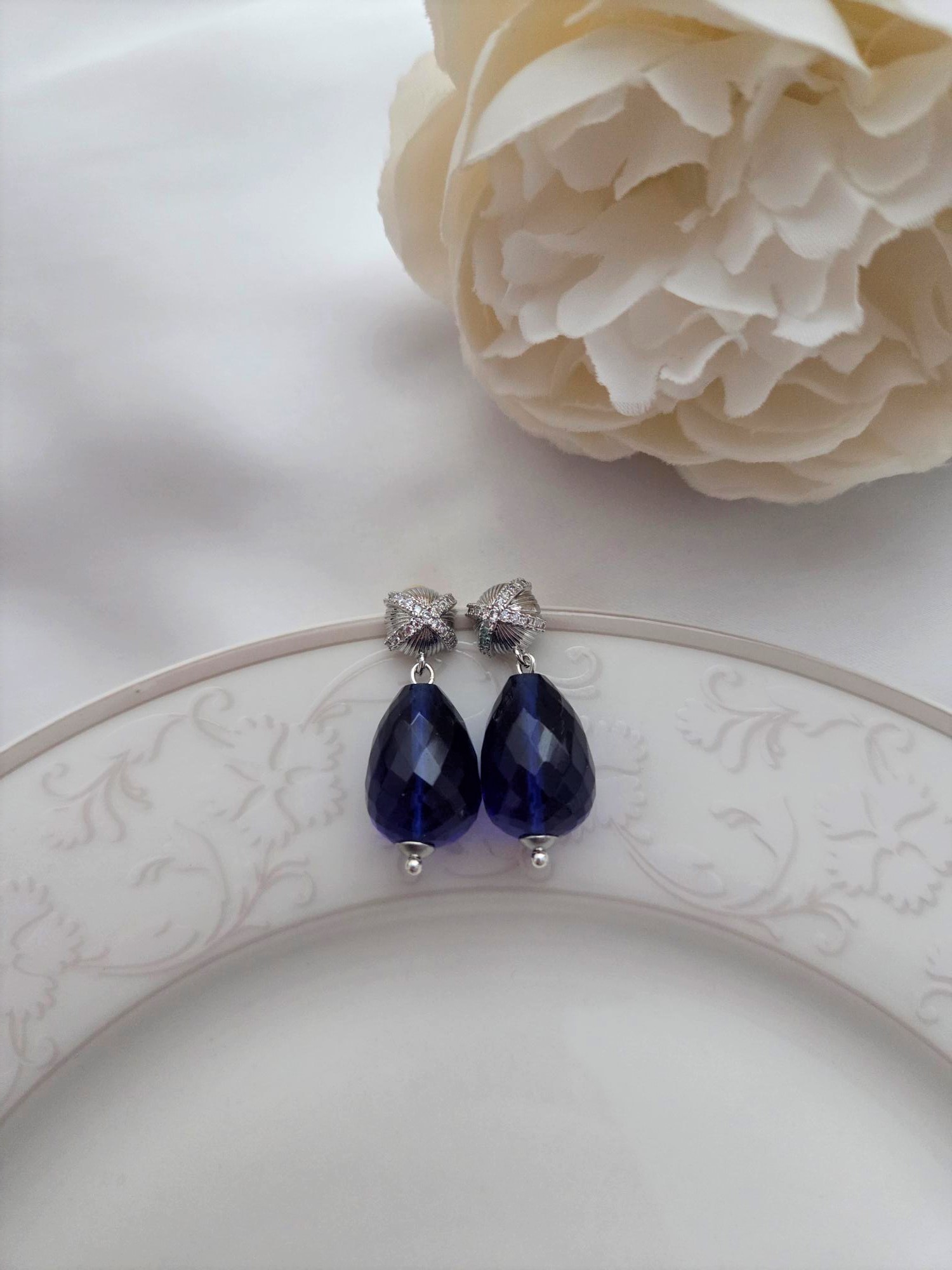 Besondere Ohrringe mit Hydro Saphire 