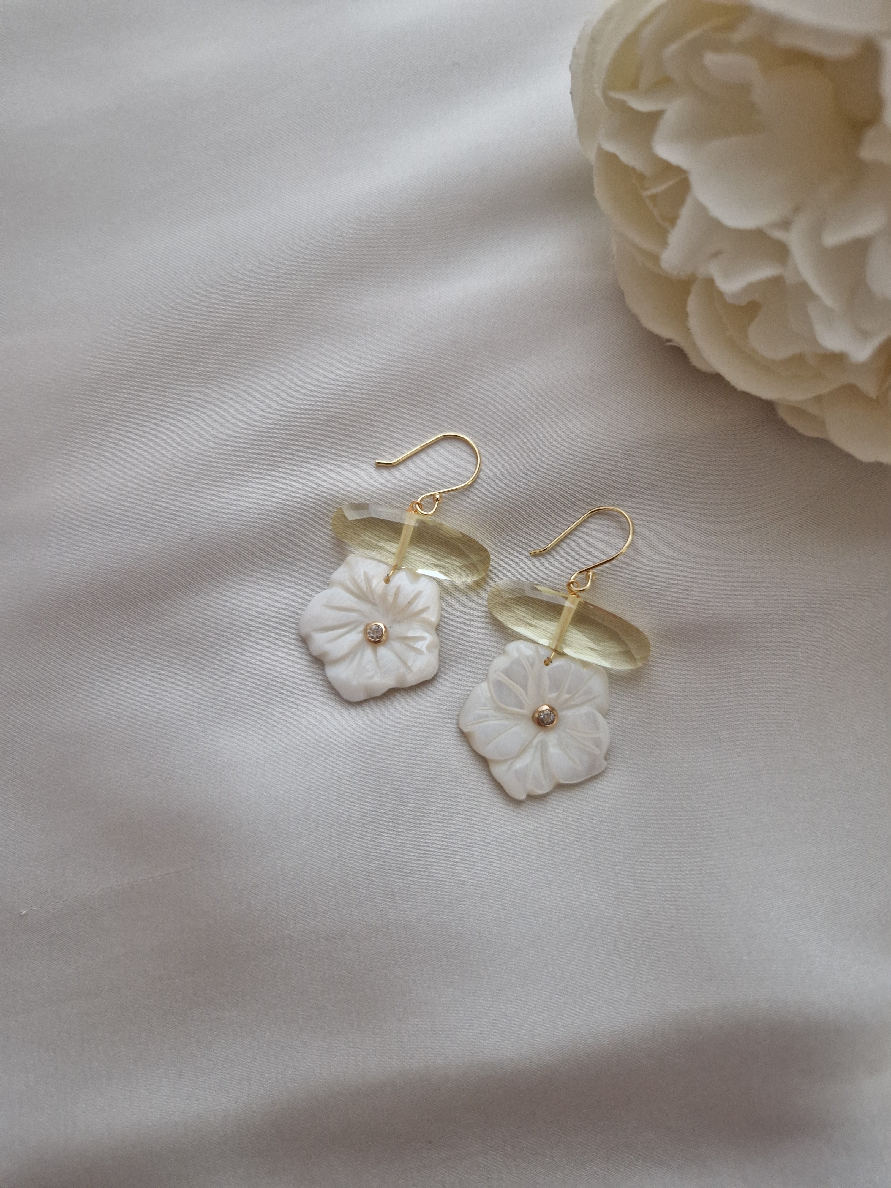 Ohrringe Modell Crystal Pearl Bloom