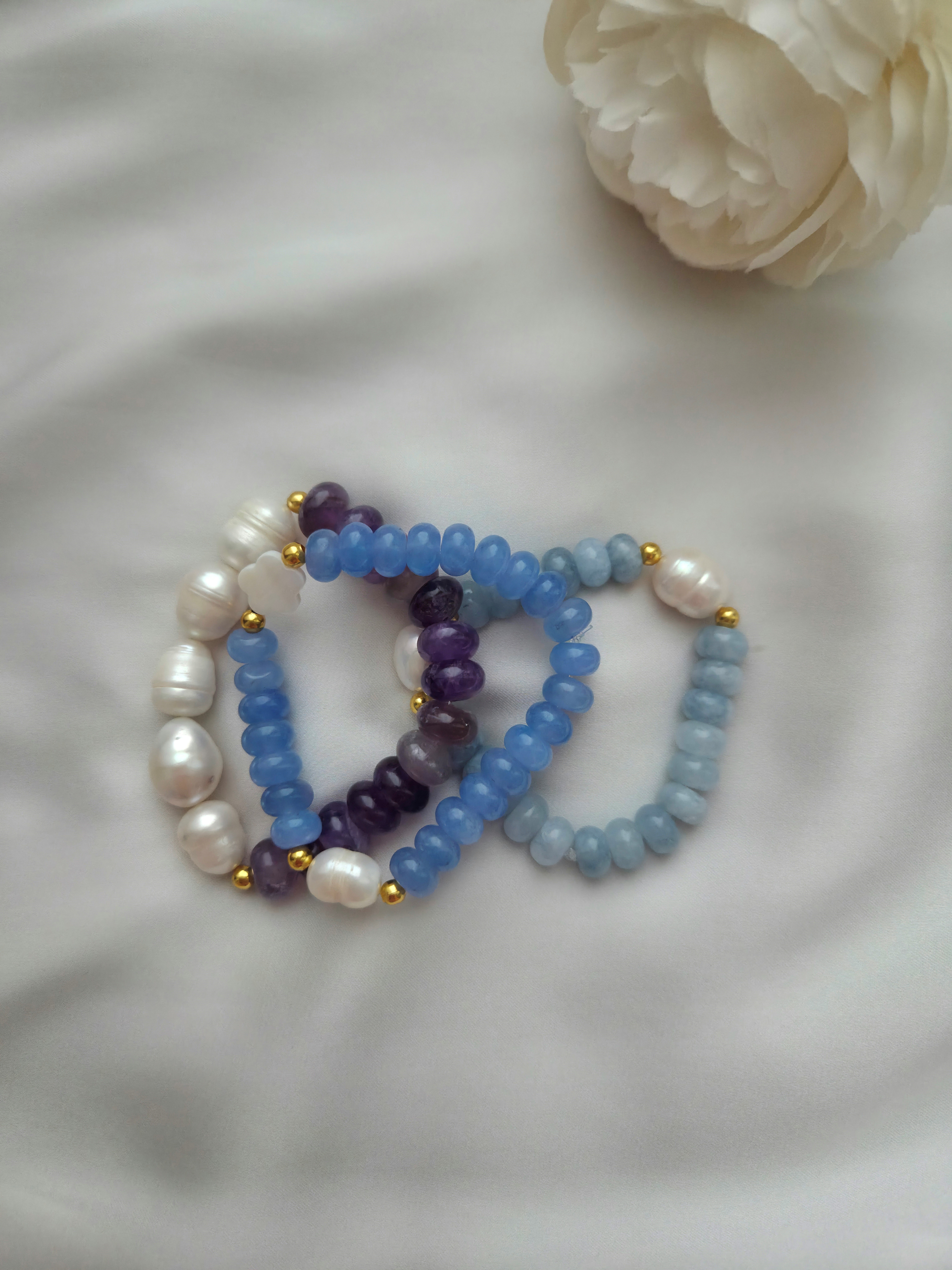 Armbänder mit Edelsteinen und Perlen
