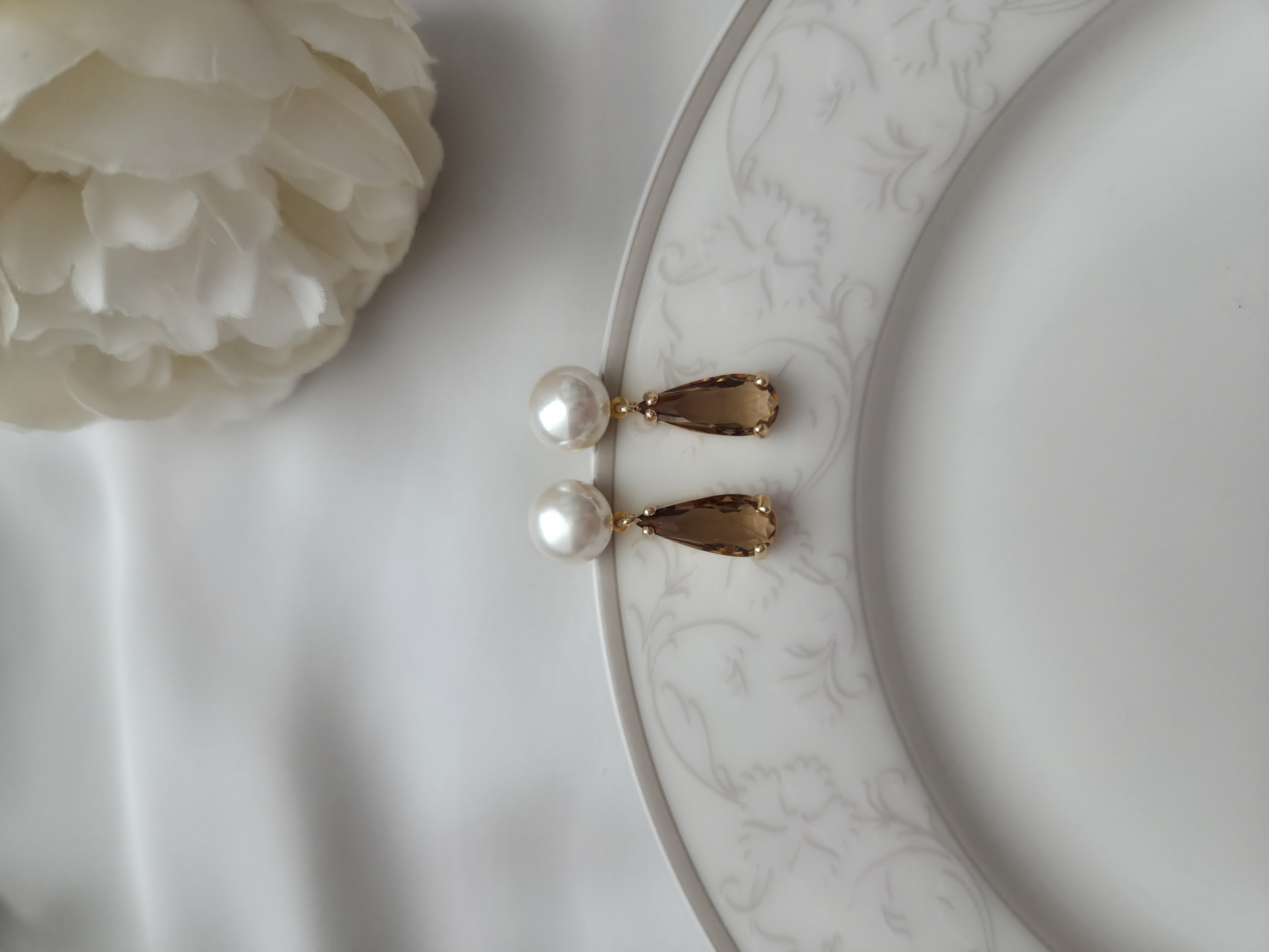 Besondere Ohrringe mit Perlenstecker