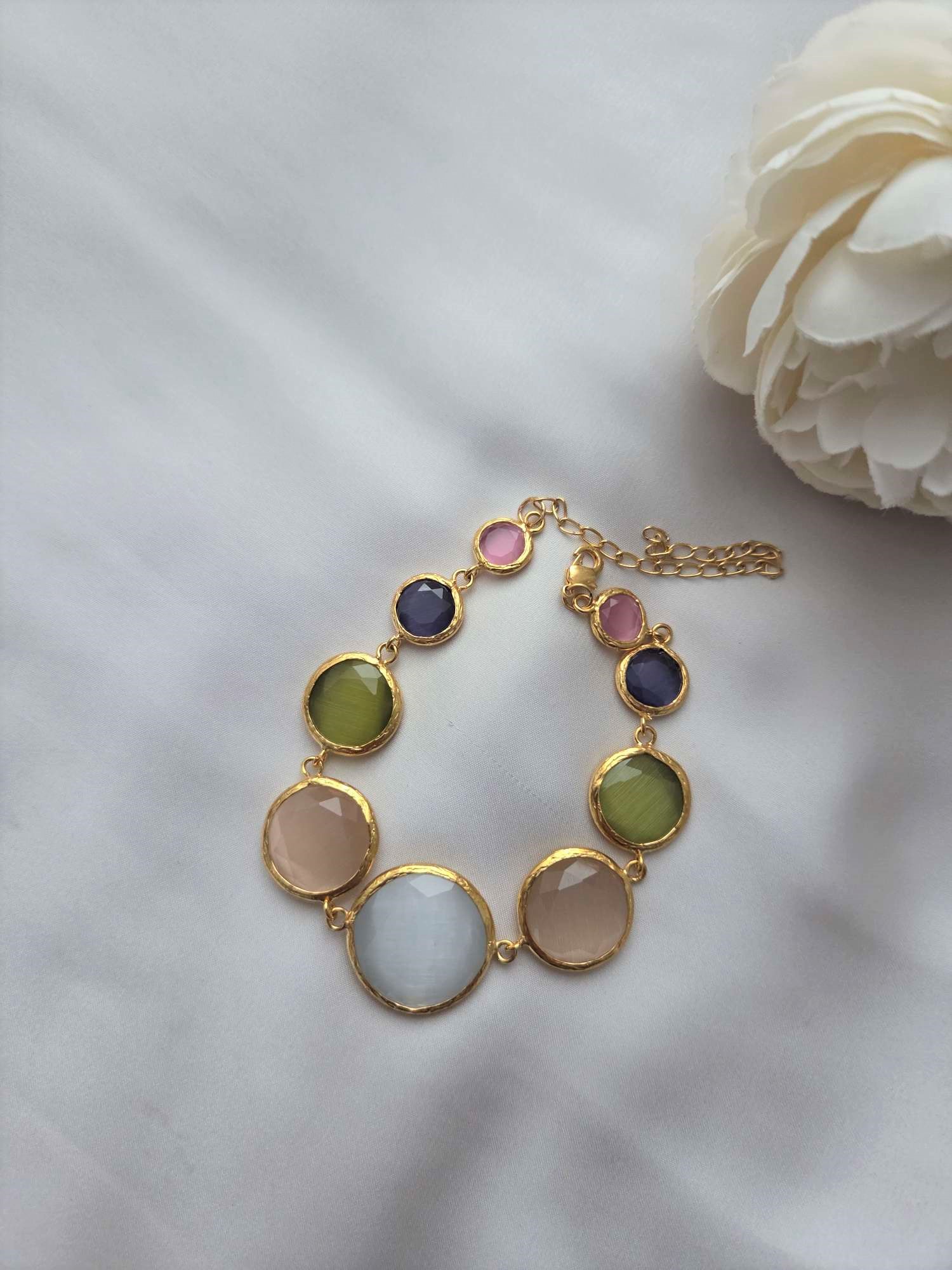 Armband mit Edelsteinen 