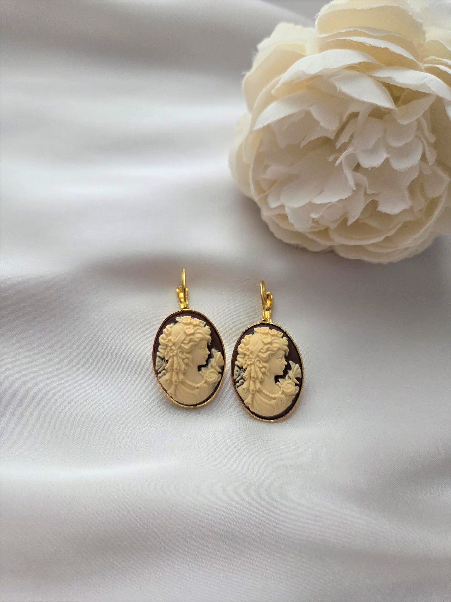 Ohrringe Modell Cameo de Madame Dunkelbraun