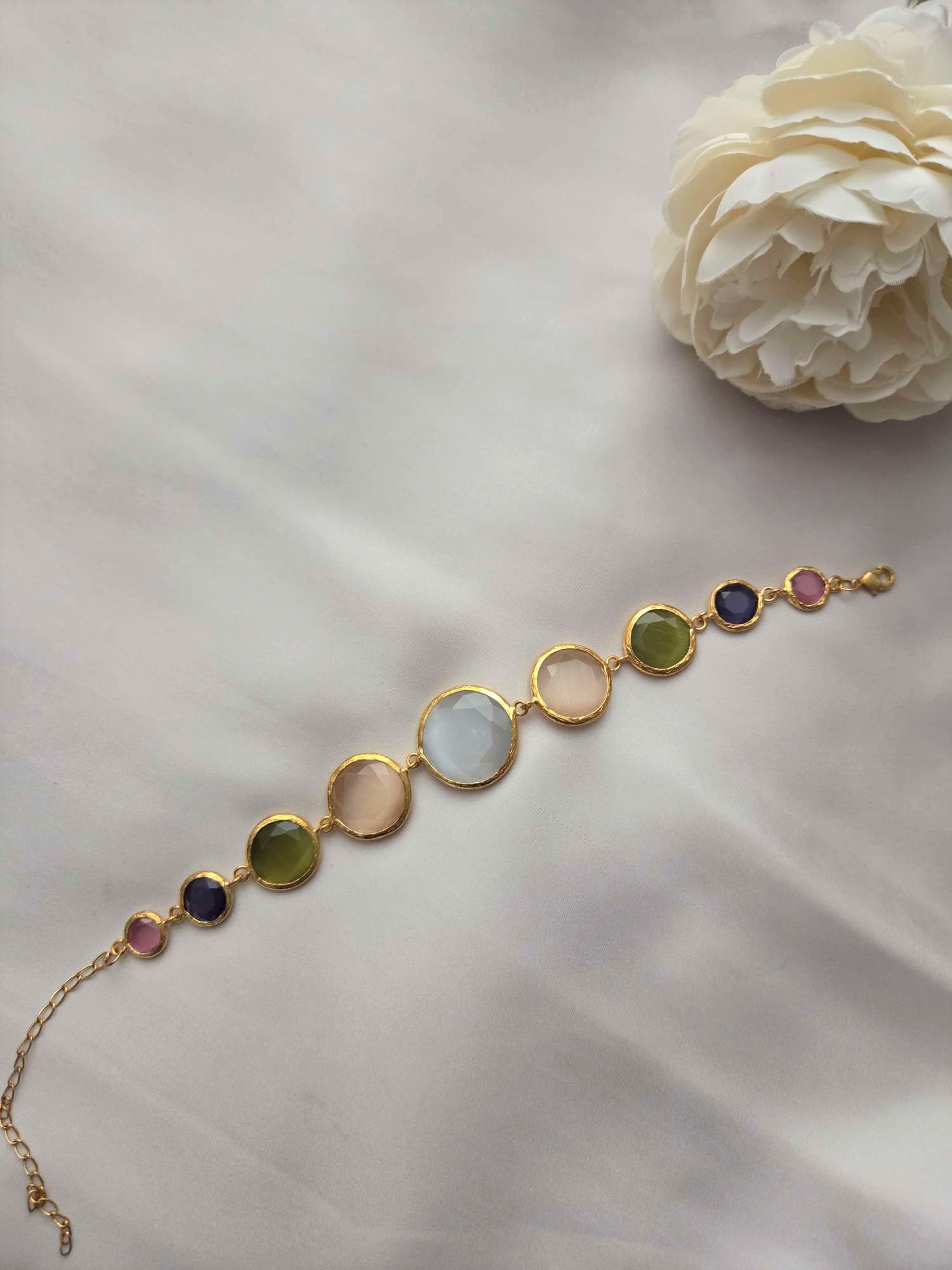 Armband mit Edelsteinen 