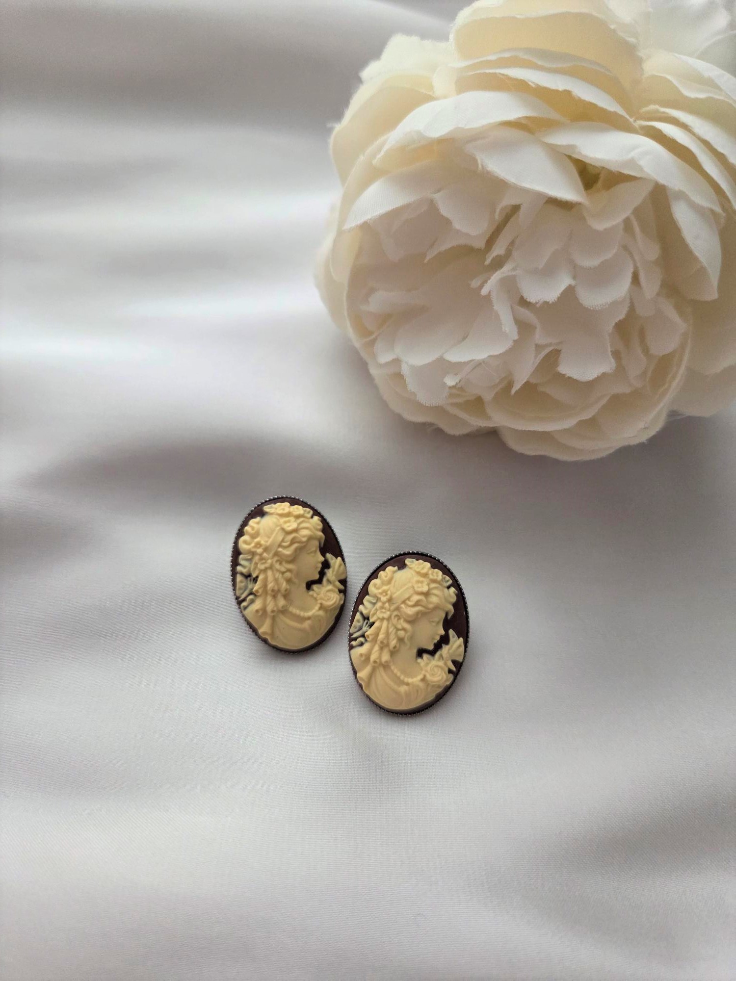 Ohrringe Modell Cameo de Madame Dunkelbraun
