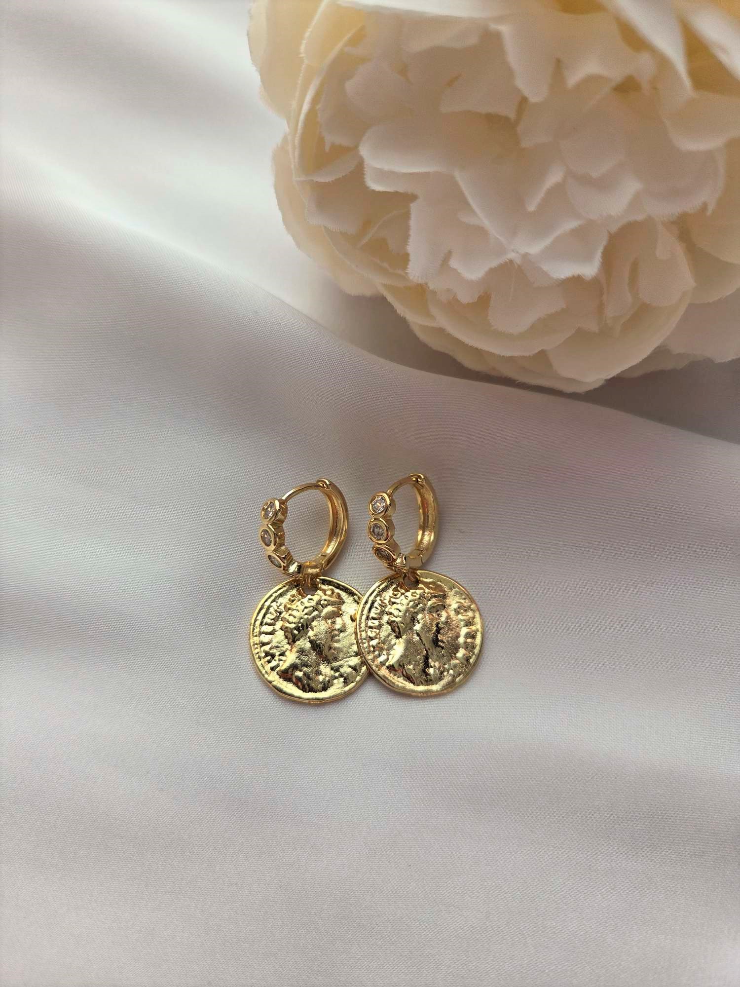 Creolen mit antikem Medallion Anhänger