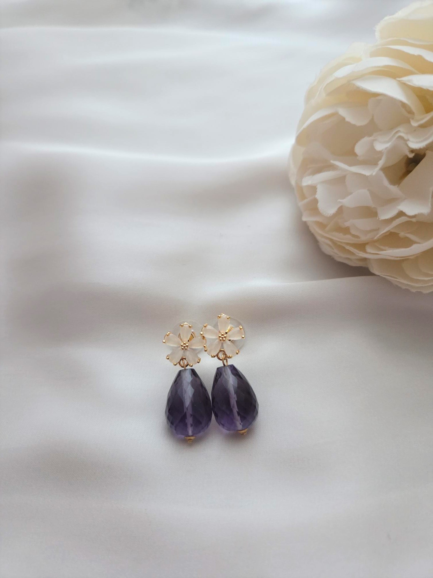 Besondere Ohrringe mit Edelsteinen und Blüten Stecker 