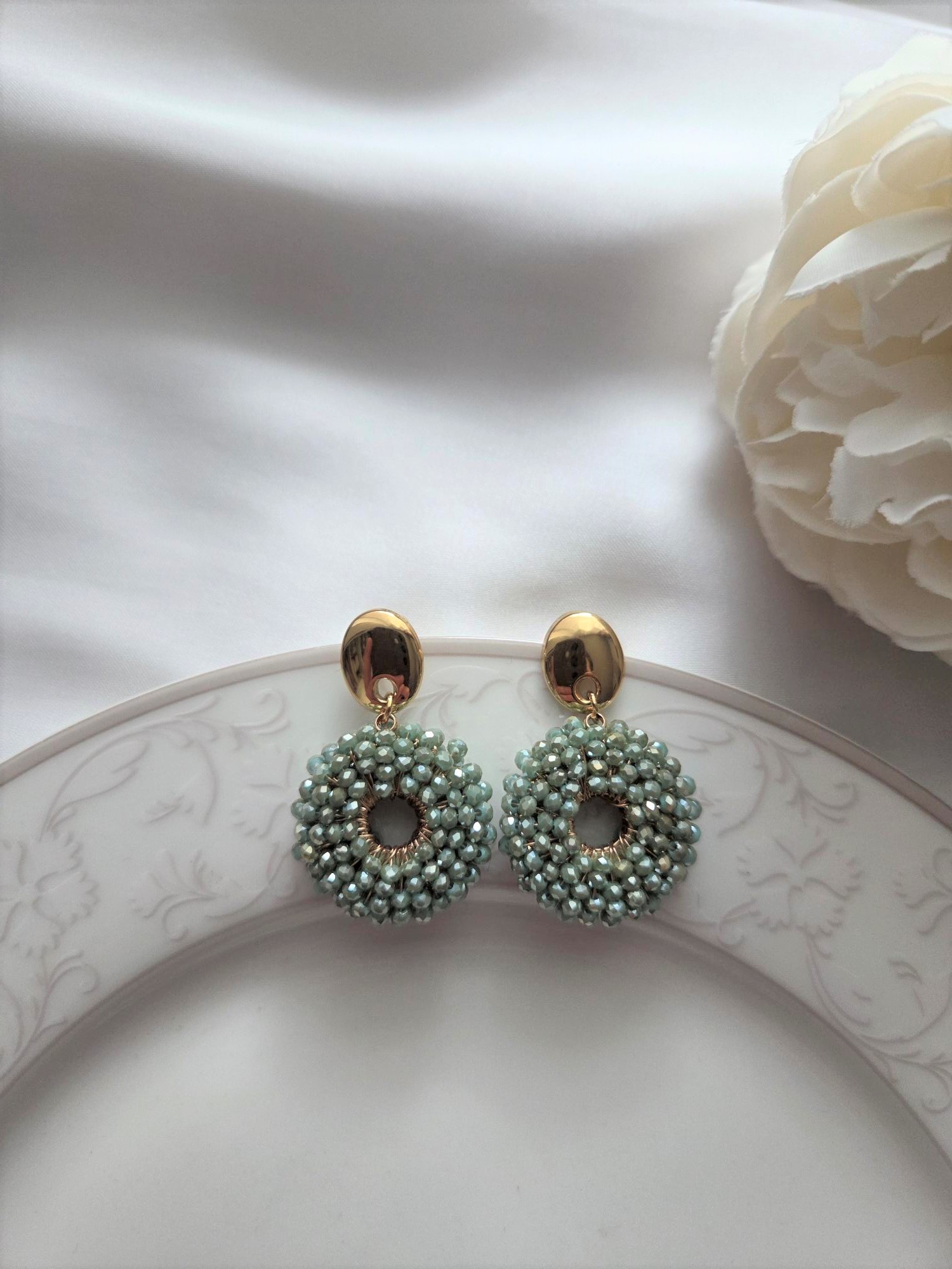 Besondere Ohrringe mit Kristallen