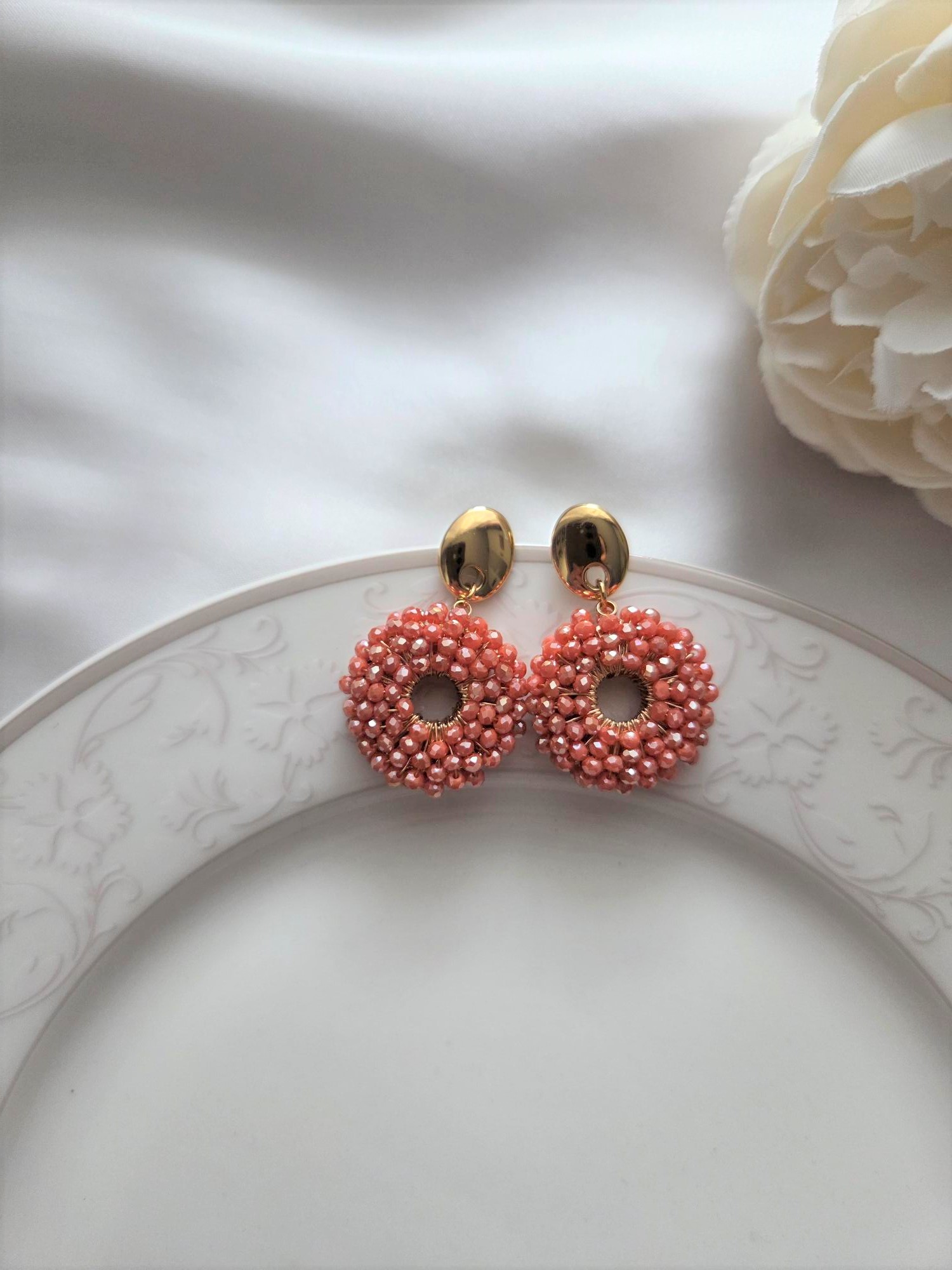 Besondere Ohrringe mit Kristallen