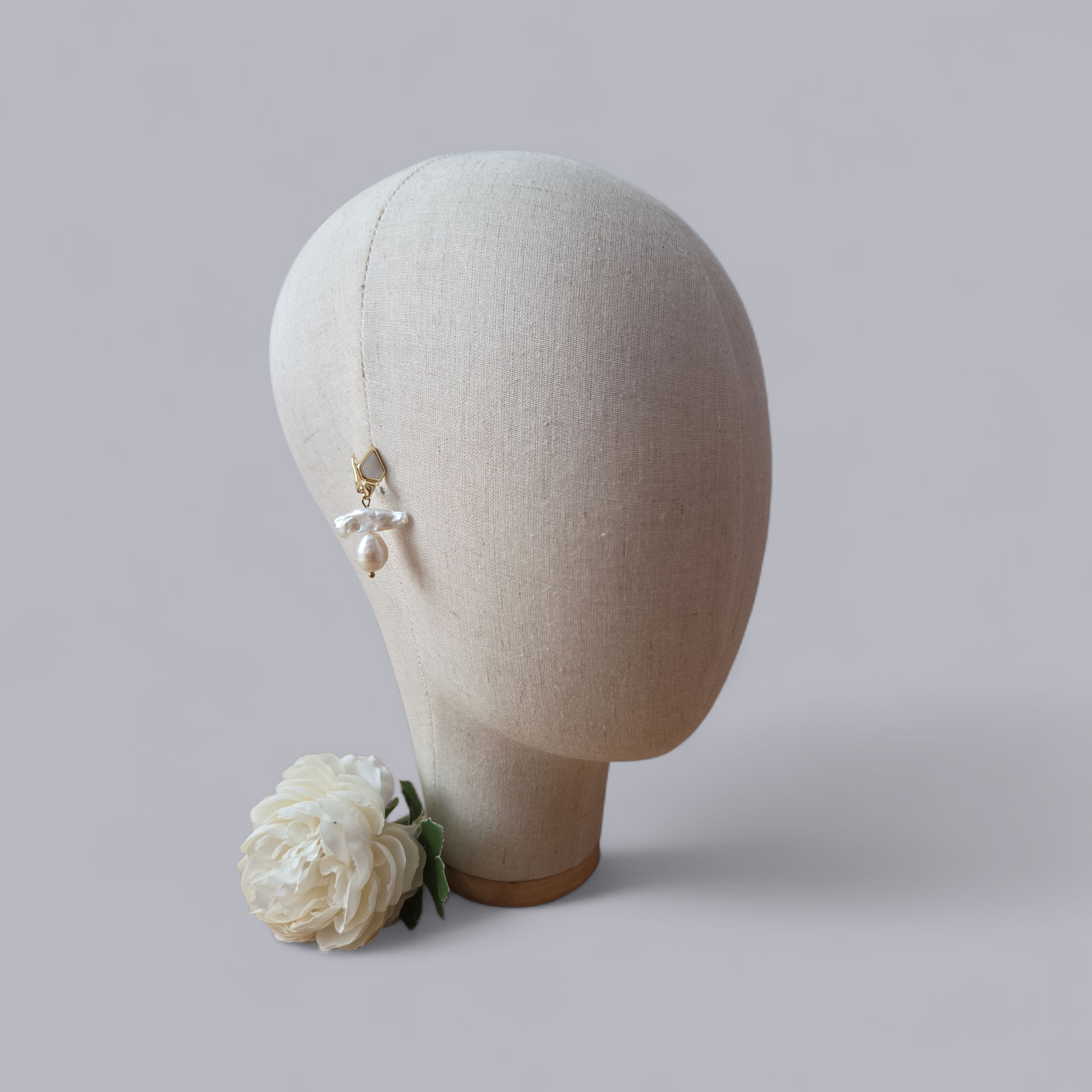 Besondere Ohrringe mit Perlmutt und Süßwasserperlen 