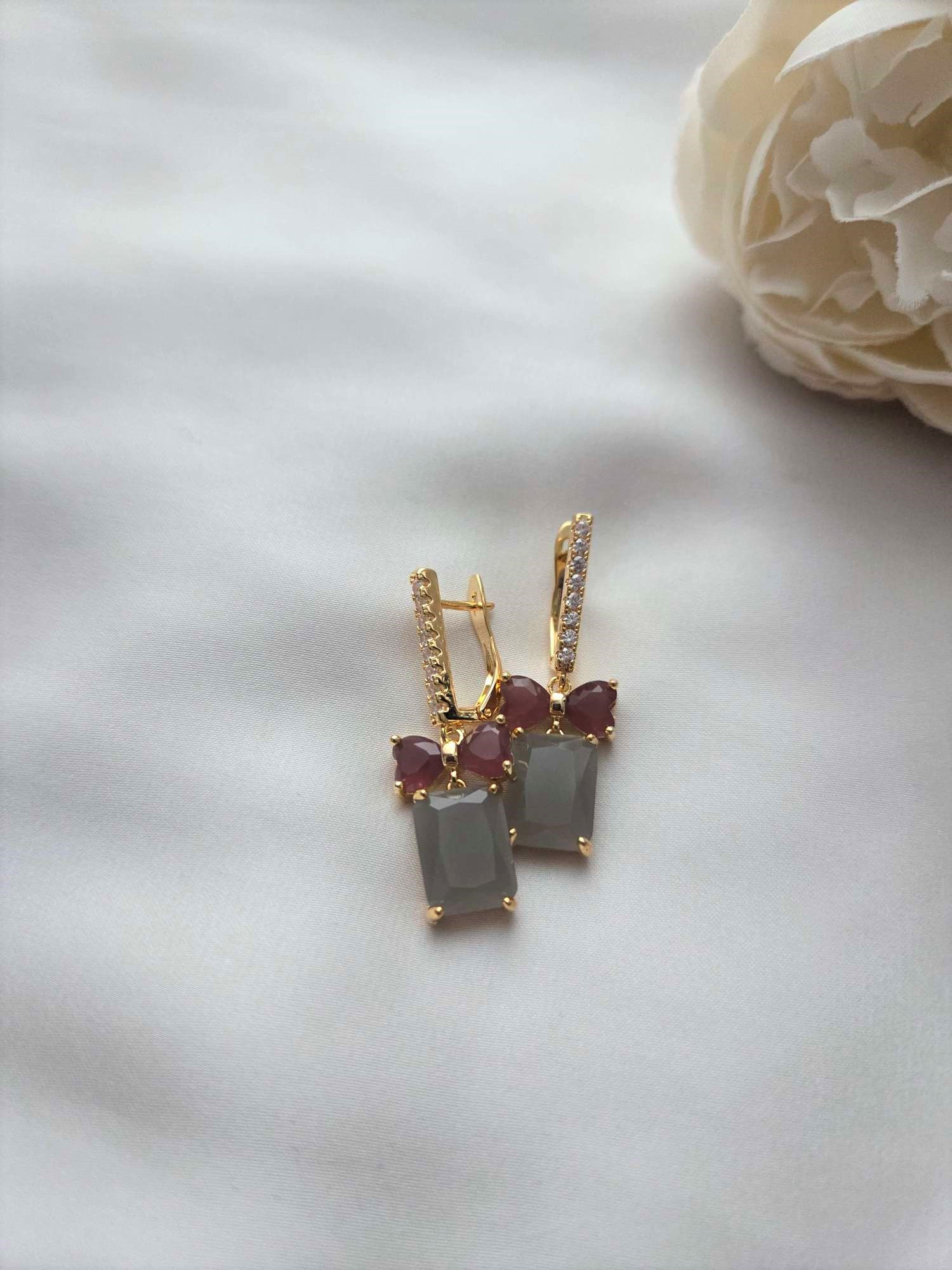 Besondere Ohrringe mit Schleifen und Glaselementen 