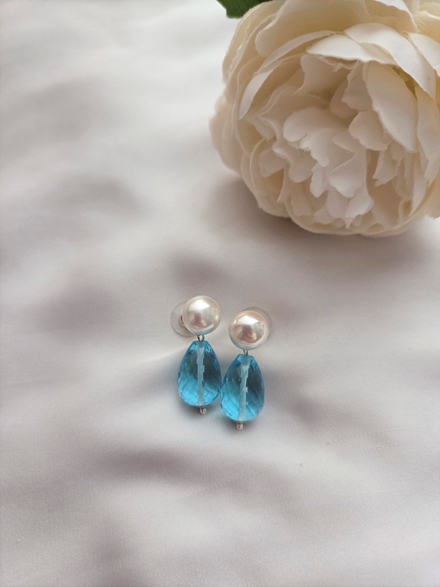 Besondere Ohrringe mit Edelsteinen und Perlen Stecker 