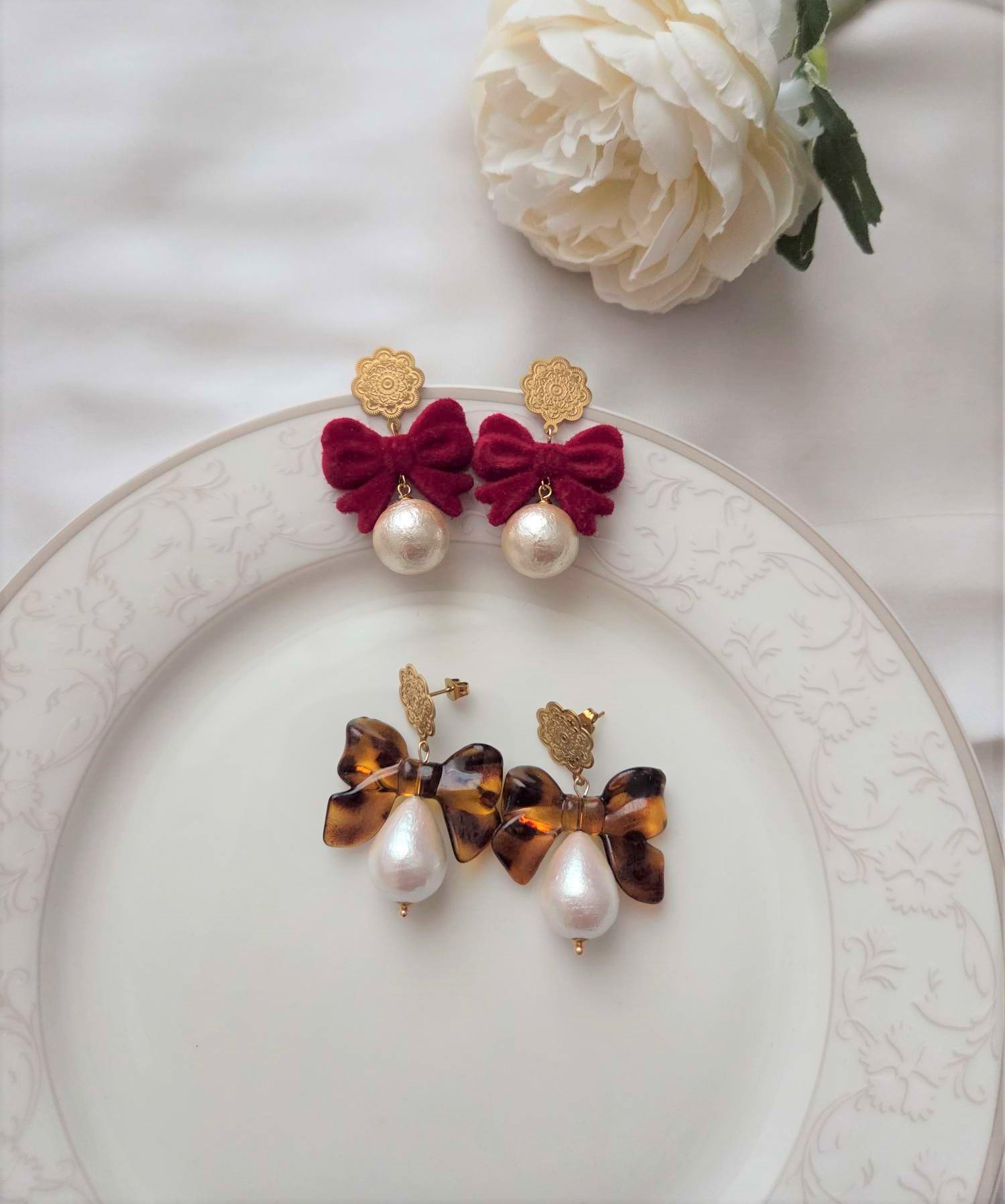 Besondere Ohrringe mit Leo Schleifen