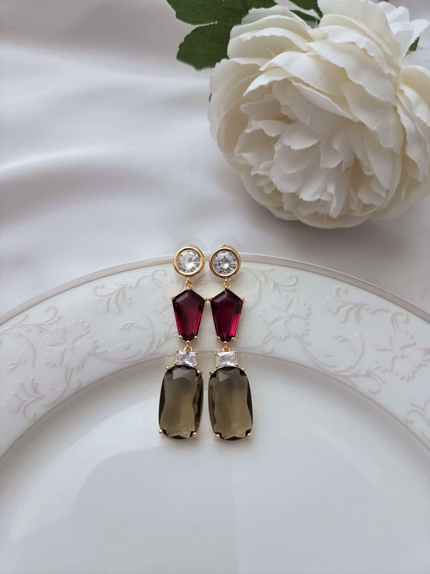 Besondere Ohrringe mit Glaselementen Rot/Braun 