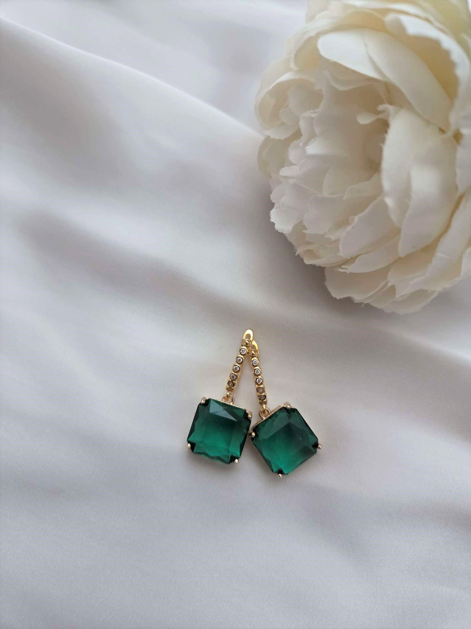 Besondere Ohrringe mit Glaselementen in Grün