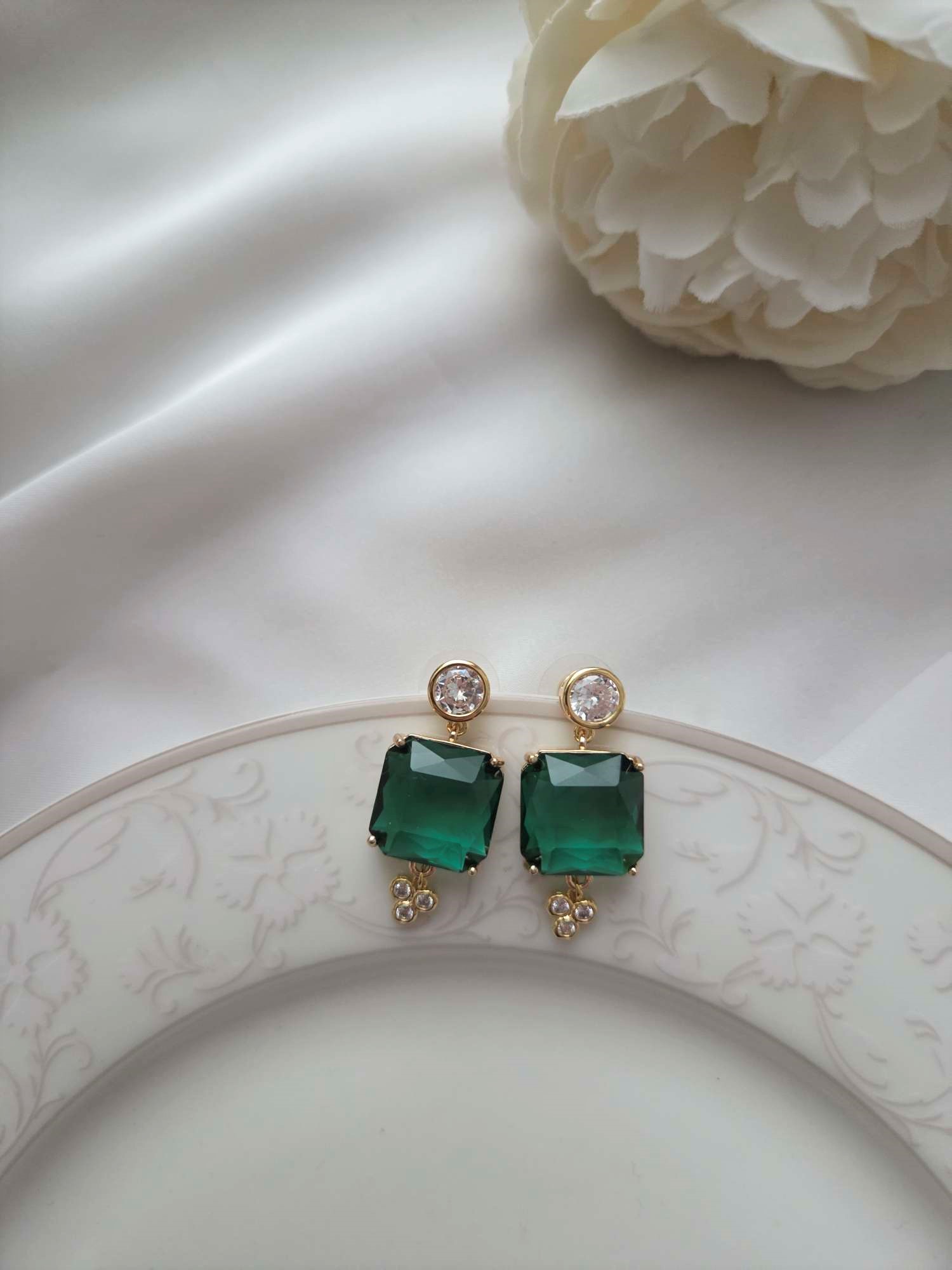 Besondere Ohrringe mit Glaselementen