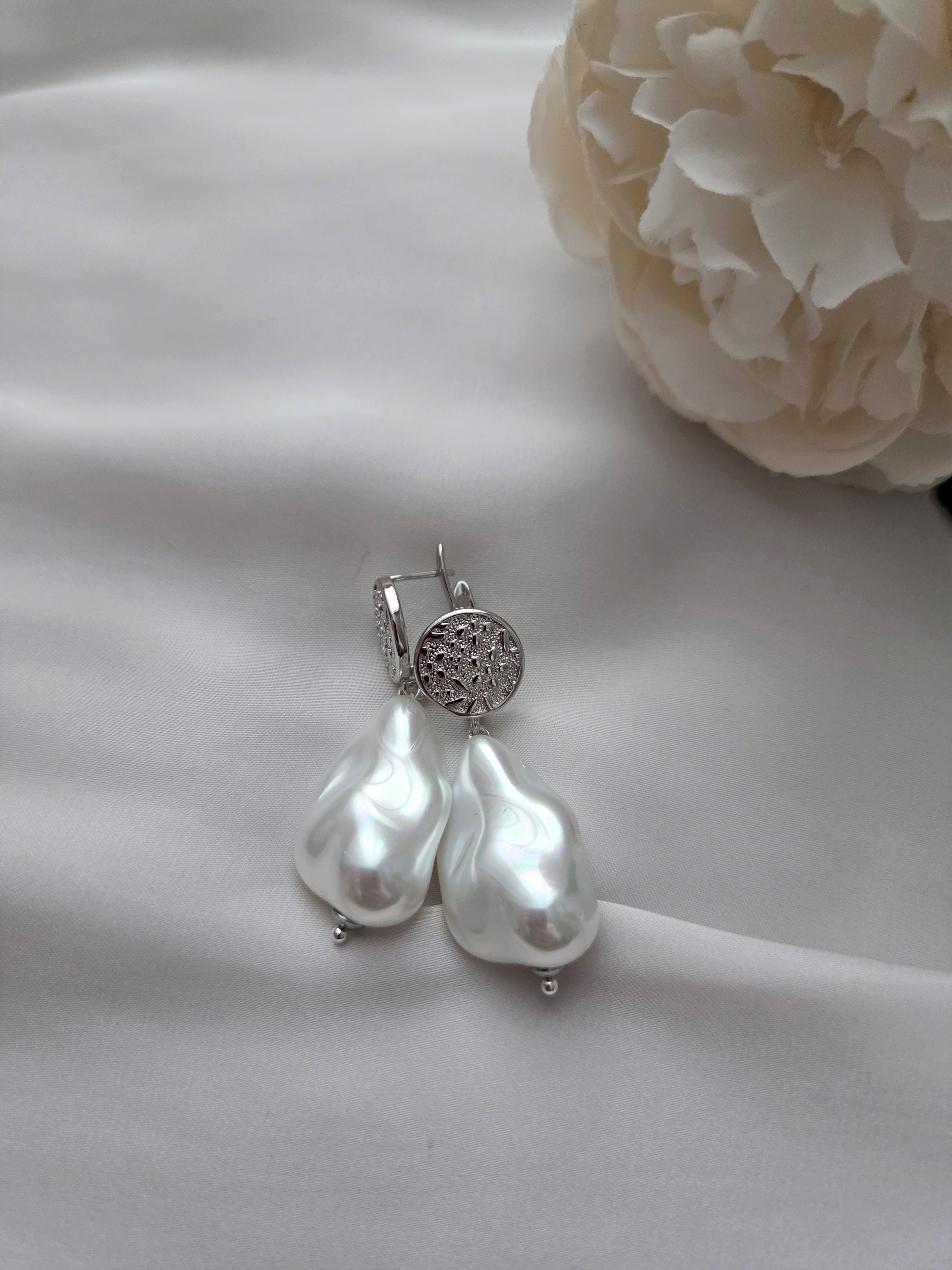 Besondere Ohrringe mit großer Perle 