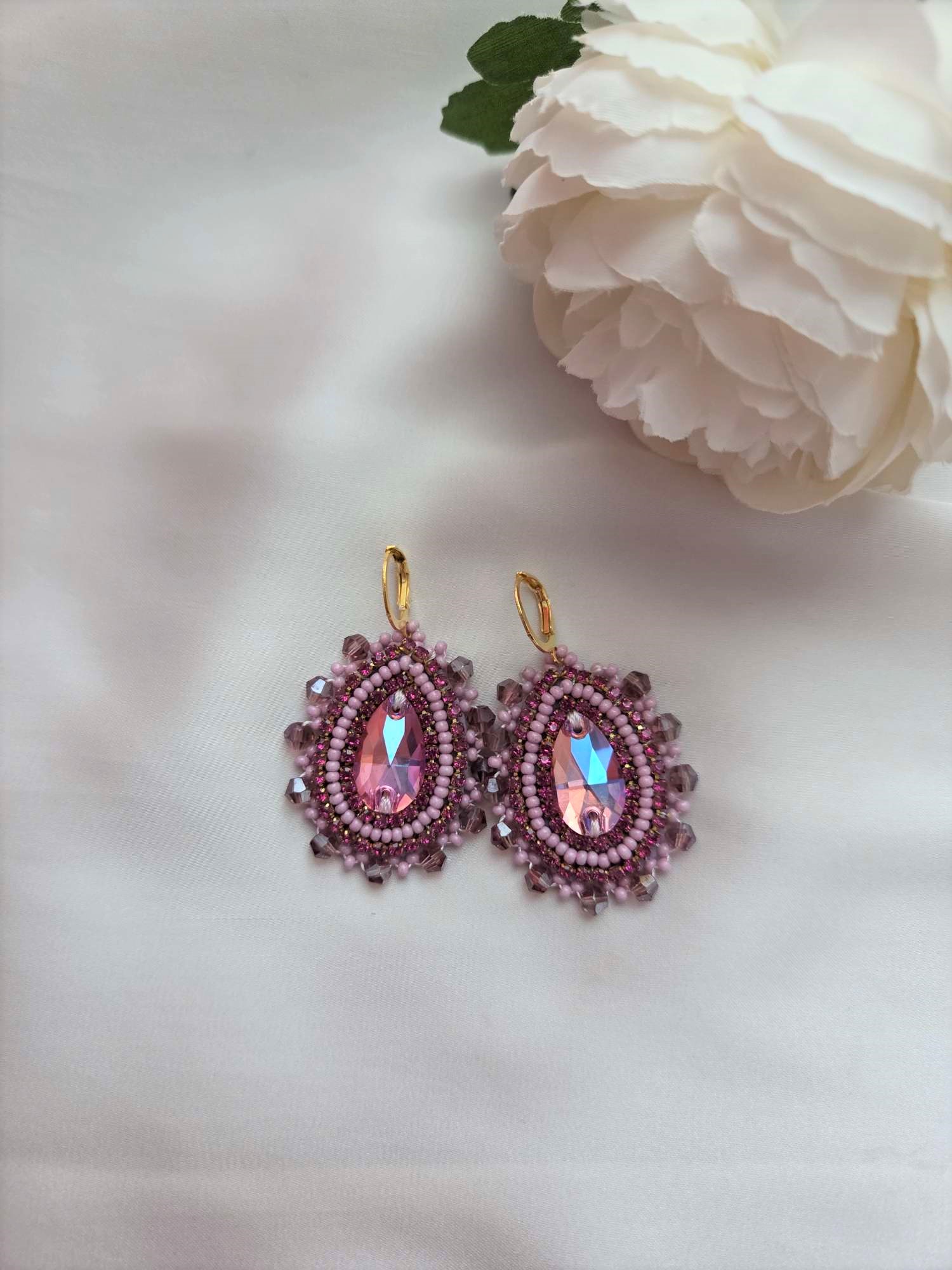 Besondere Ohrringe mit Kristallen