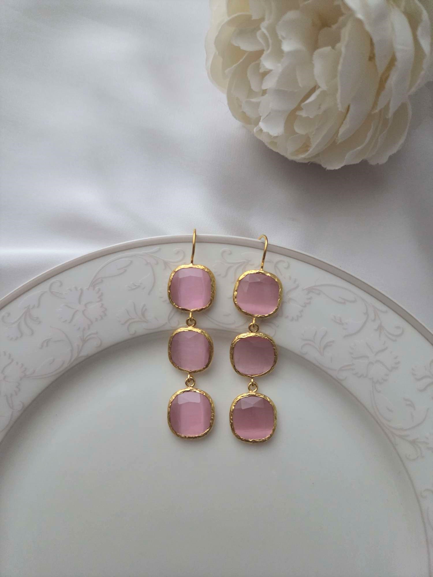 Besondere Ohrringe mit Chalzedon Steinen