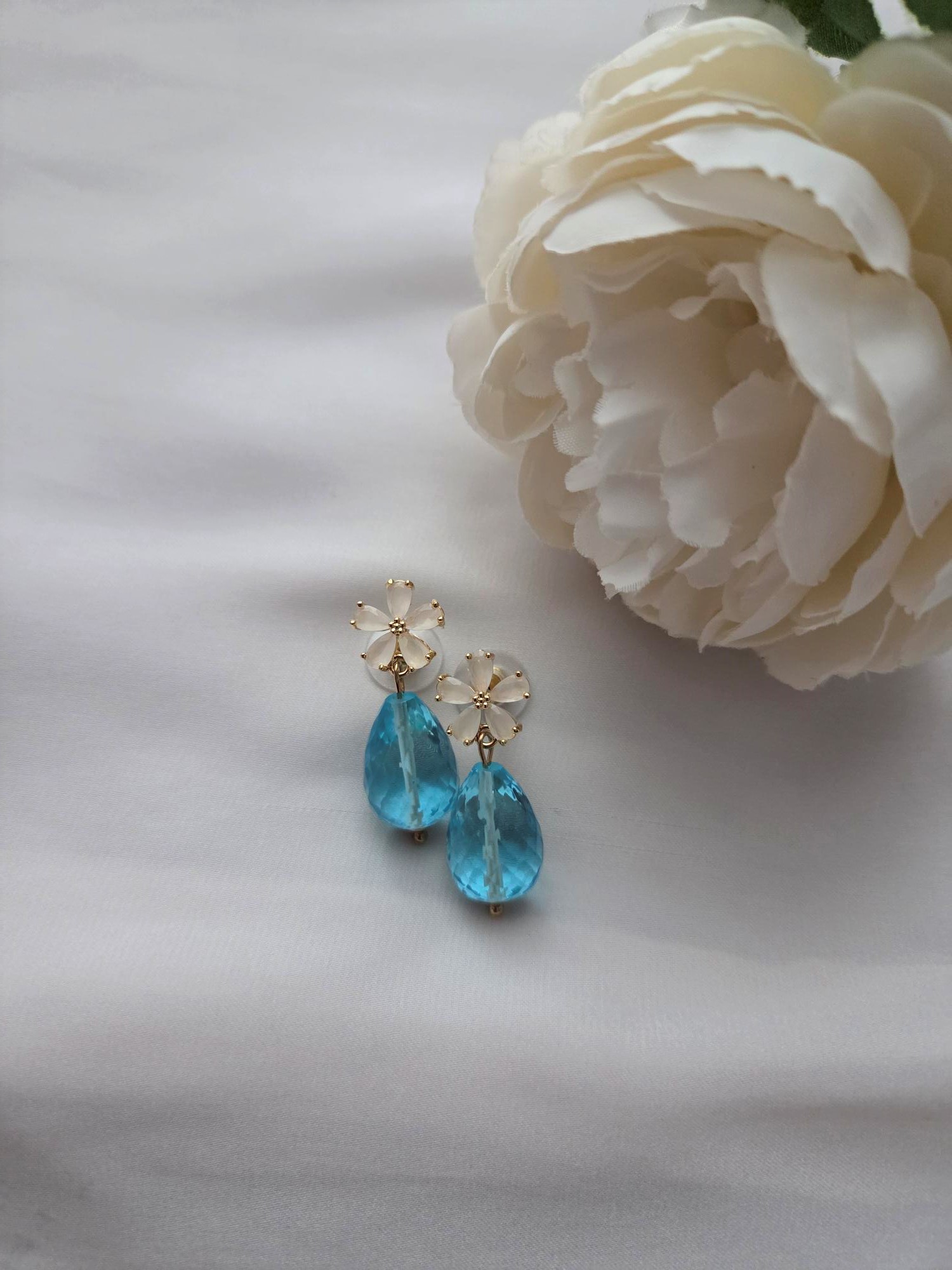 Besondere Ohrringe mit Edelsteinen und Blüten Stecker 