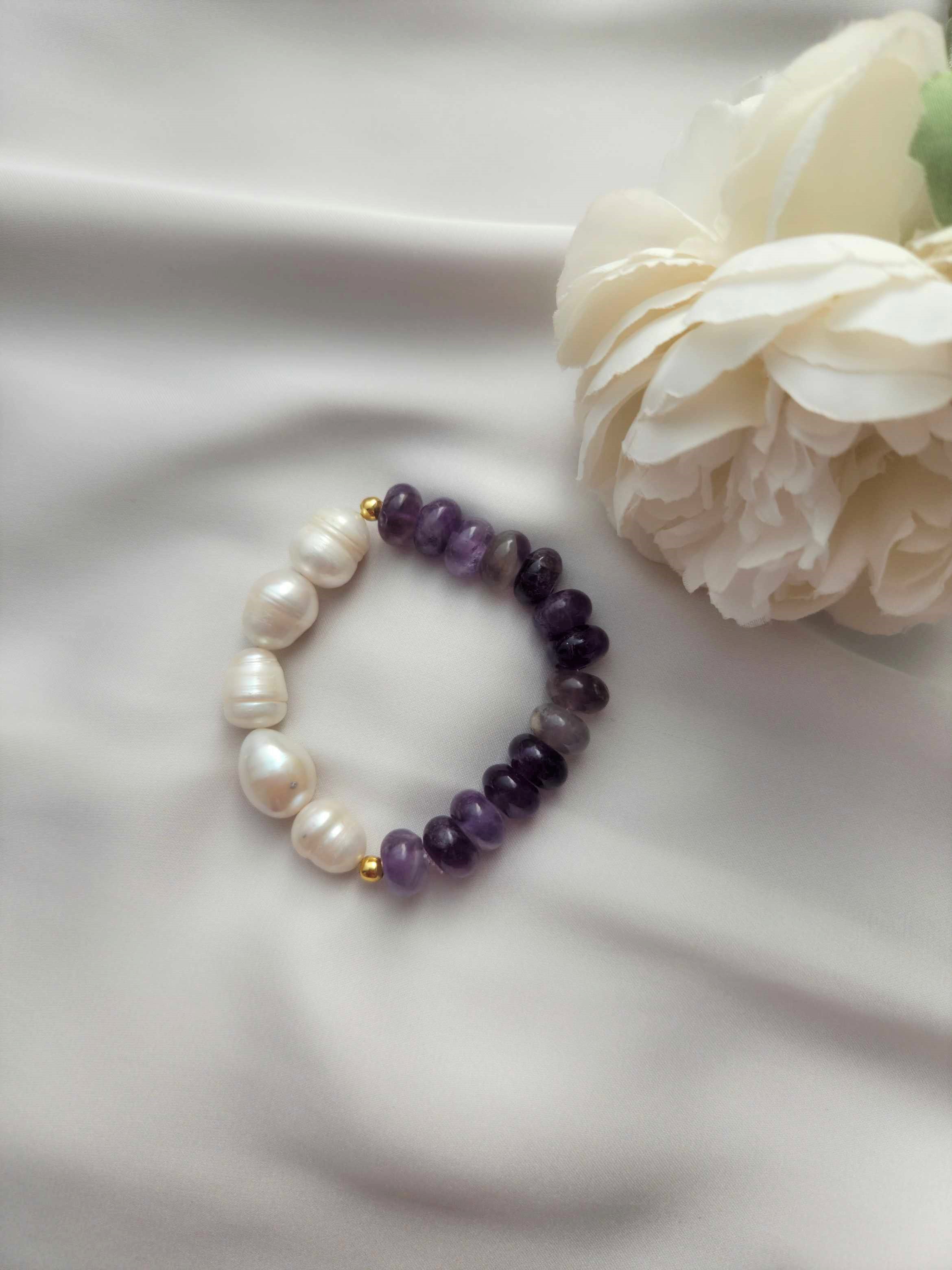 Armbänder mit Edelsteinen und Perlen 