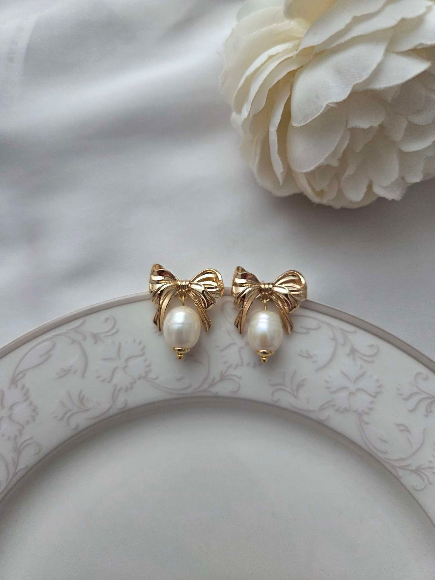 Schleifen Ohrringe mit Süßwasserperlen