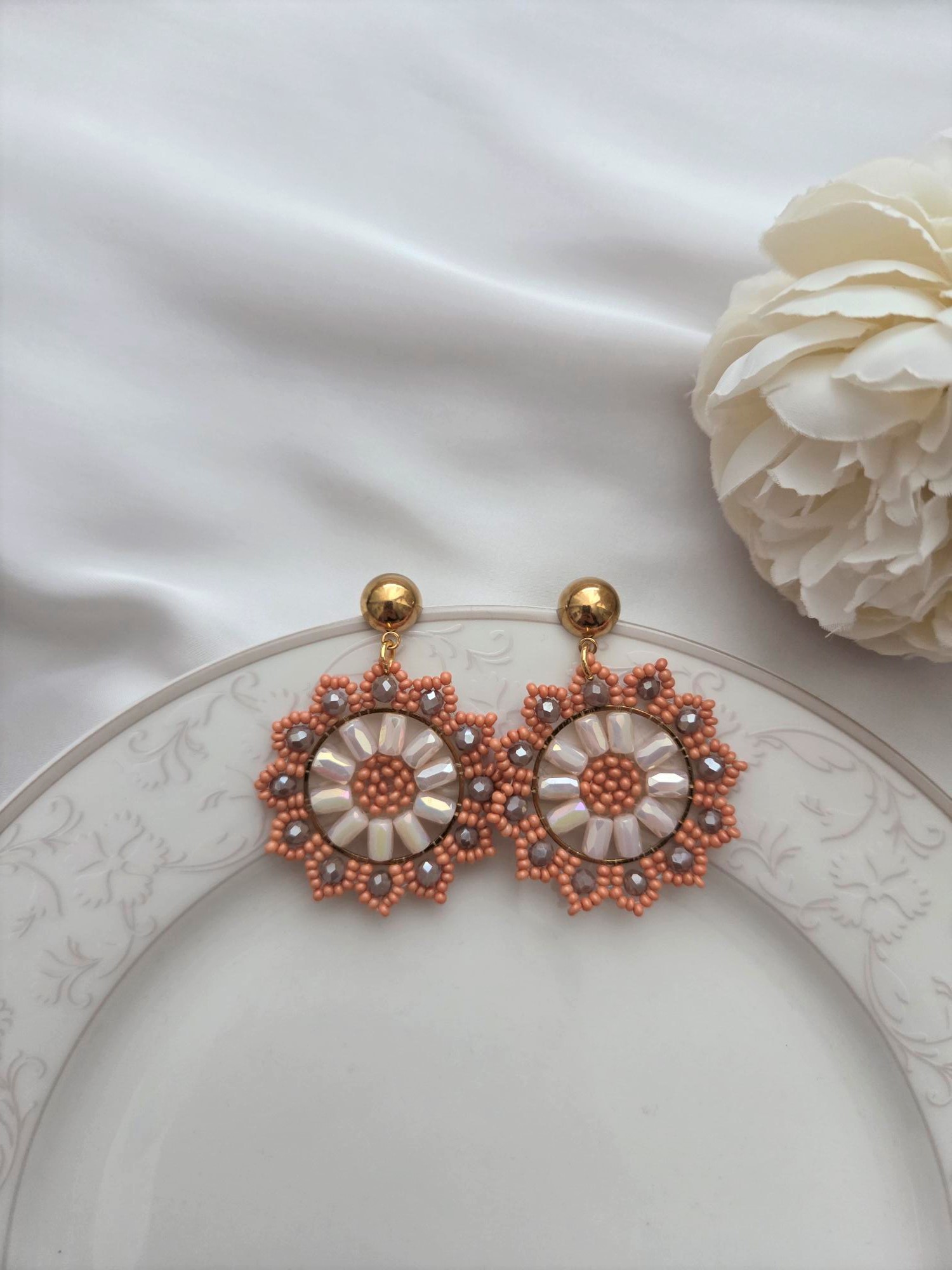 Besondere Ohrringe mit Glasperlen 