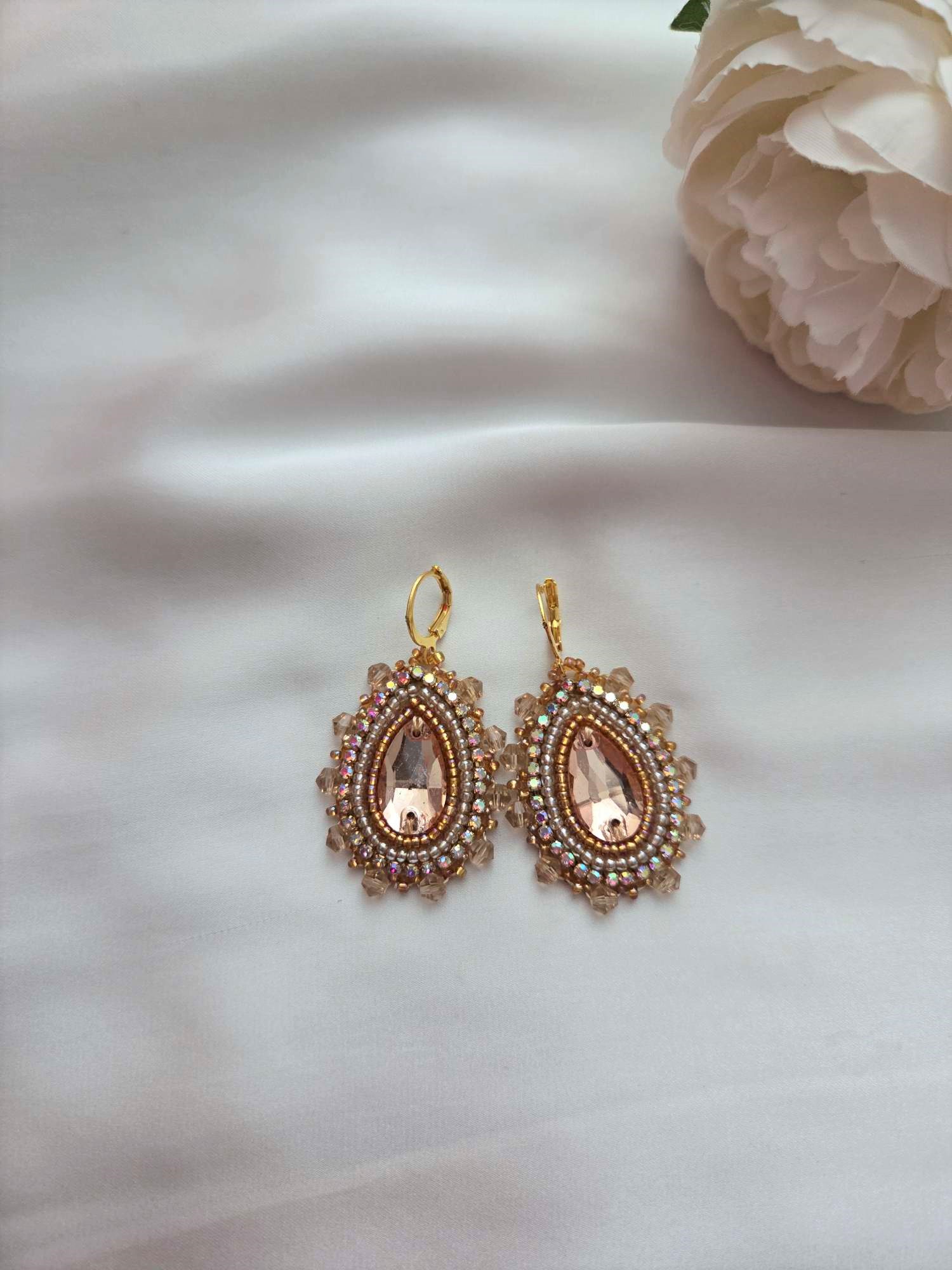 Besondere Ohrringe mit Kristallen