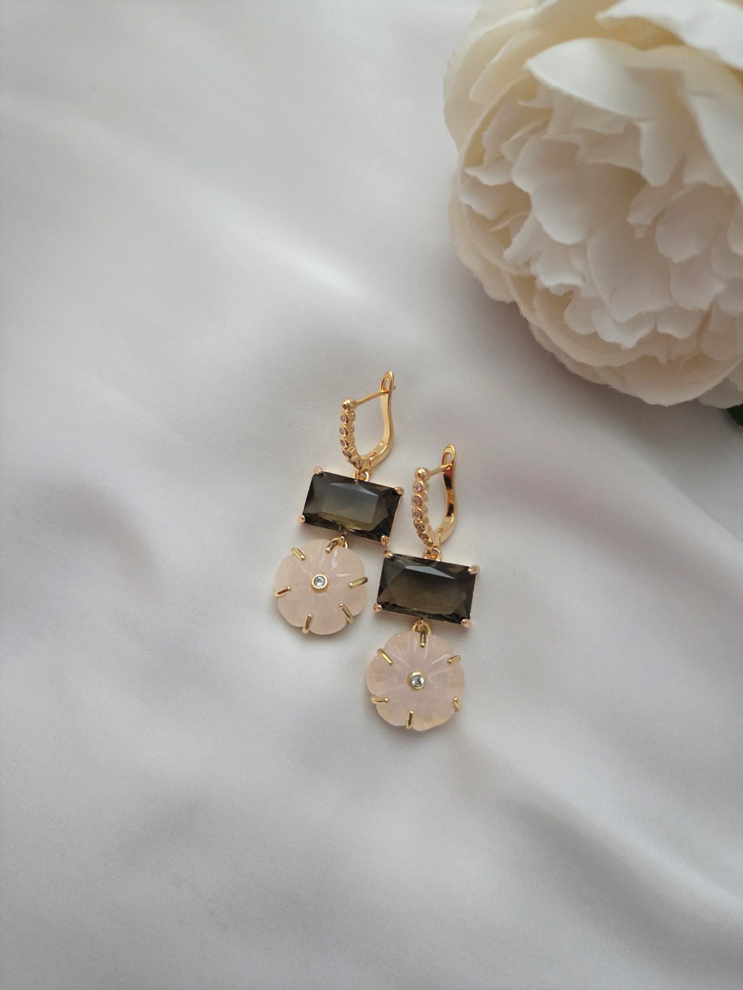 Besondere Ohrringe mit Edelstein Blüte