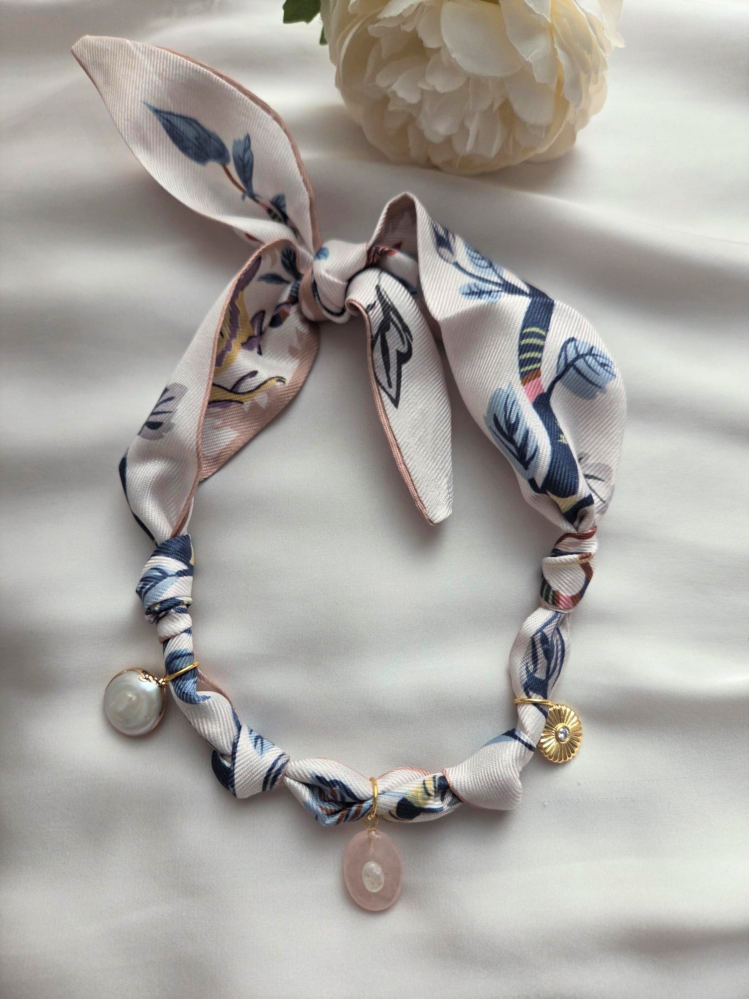 Halstuchkette Modell Iva mit Rosenquarz und Opal 