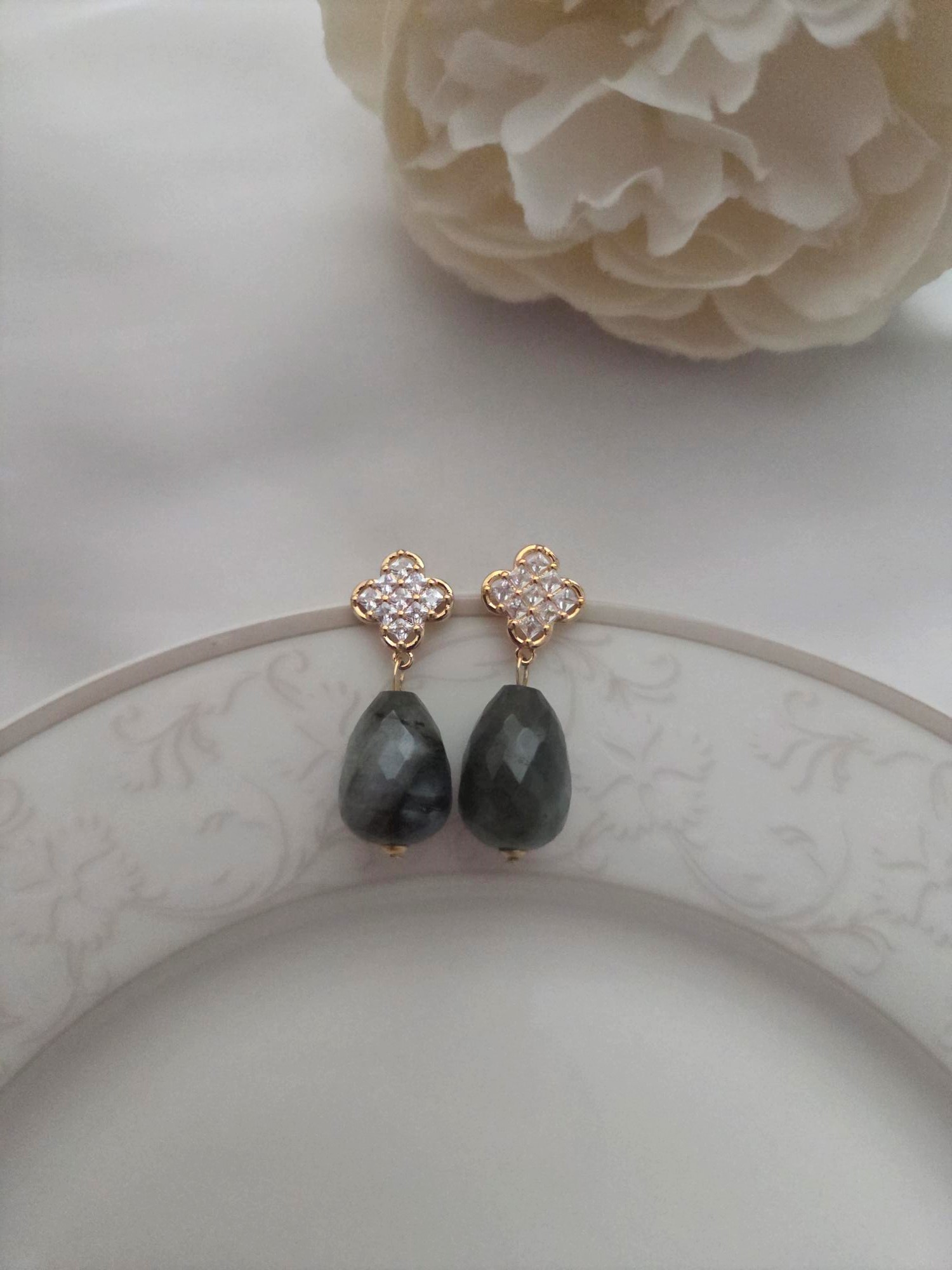 Besondere Ohrringe mit Edelsteinen