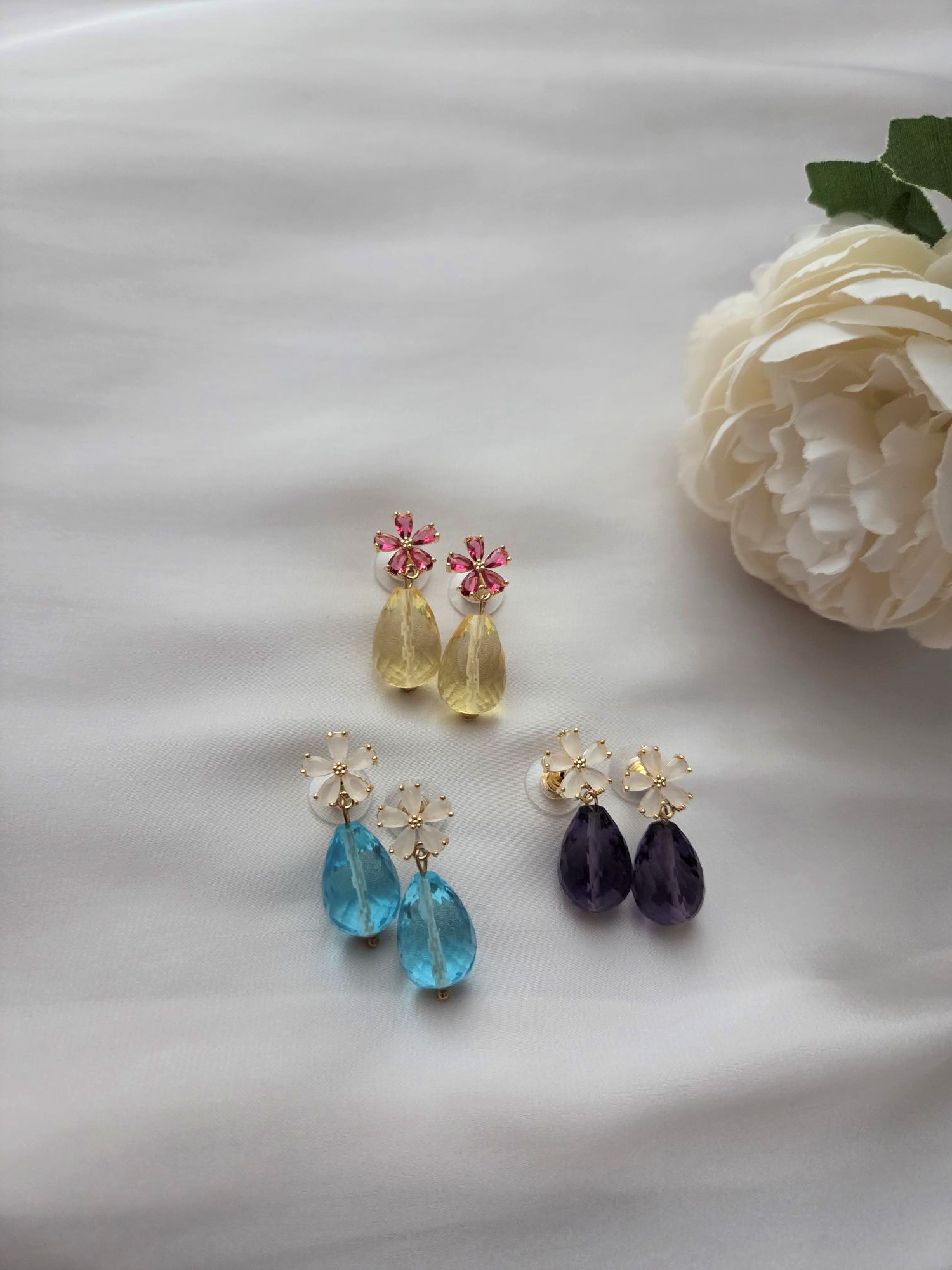 Besondere Ohrringe mit Edelsteinen und Blüten Stecker 