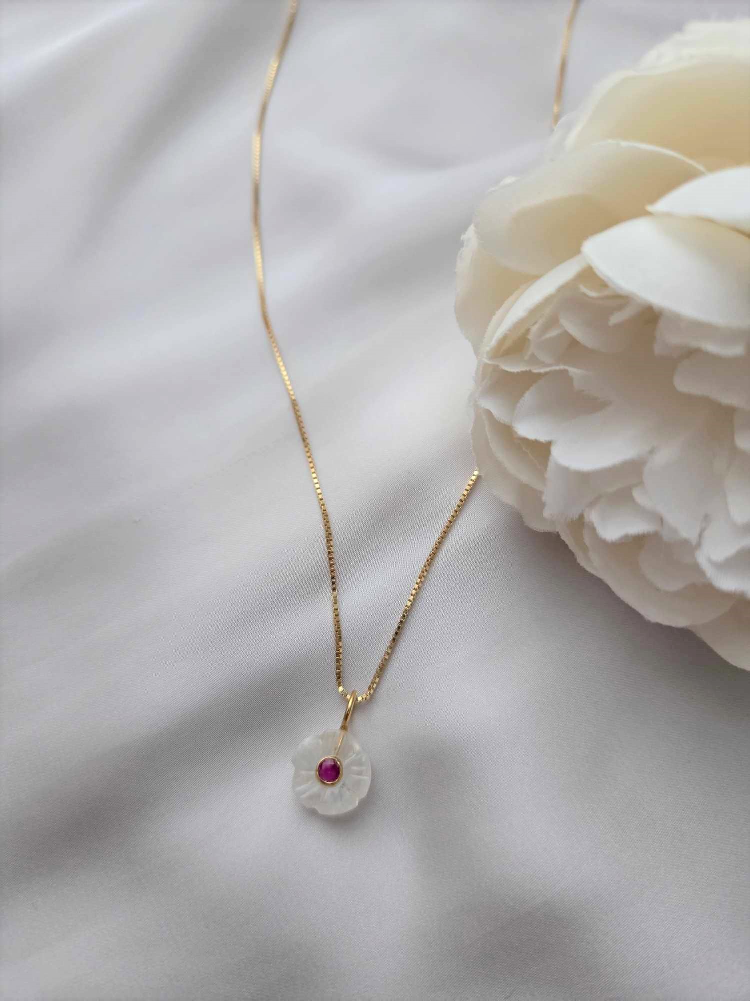 Halskette mit Opal Blüte und Rubinen 