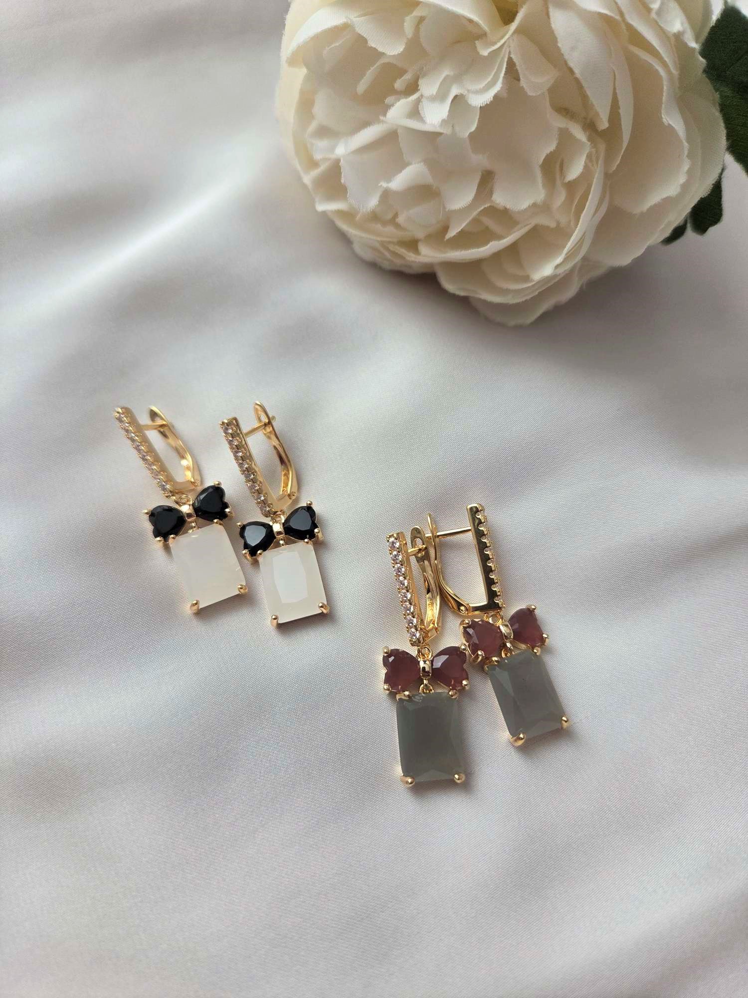 Besondere Ohrringe mit Schleifen und Glaselementen